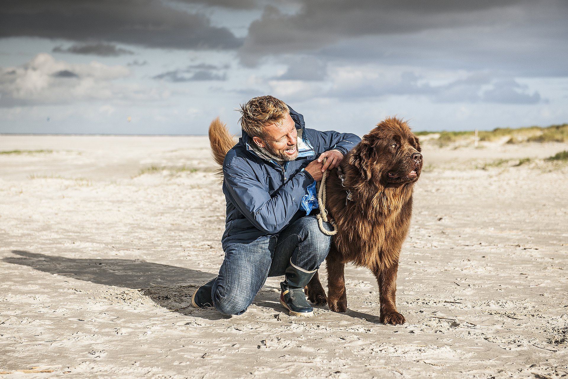 Mann mit Hund am Strand von SPO