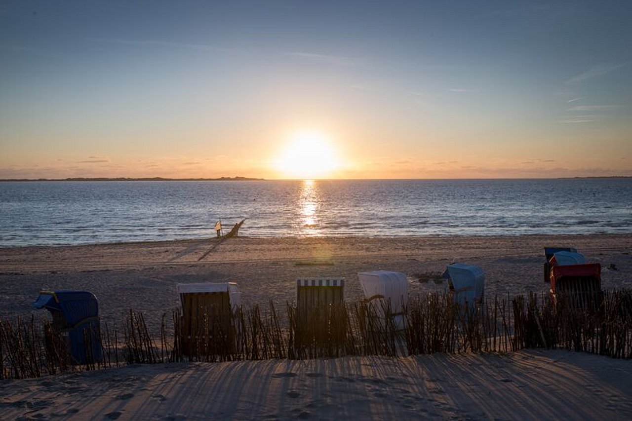 NordseeSH_Föhr_Strandkörbe und Sonnenuntergang am Strand