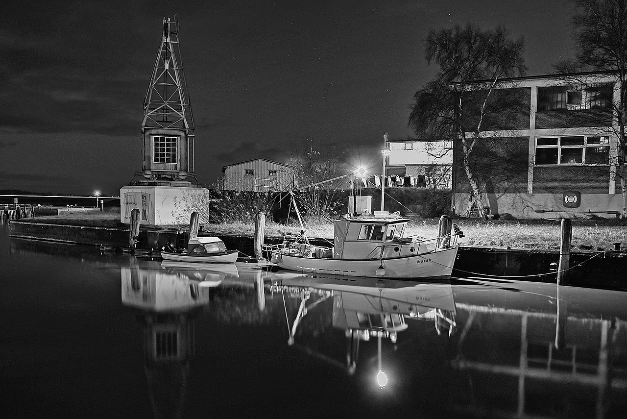 Nachtfotografie Tönning Der alte Kran im Tönniger Hafen bei Nacht