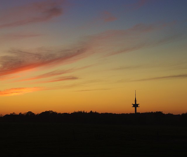 Stollberg mit Funkturm bei erleuchtetem Himmel