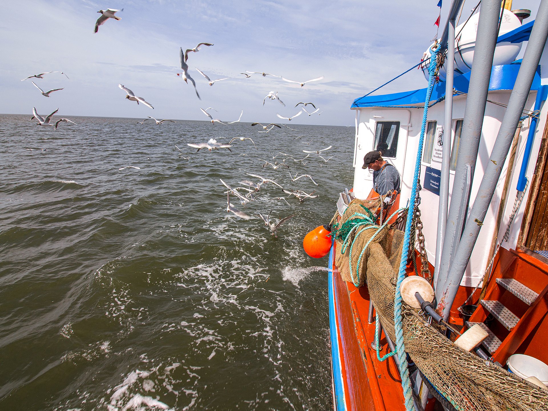 Büsumer Fischer bei der Arbeit im offenen Meer