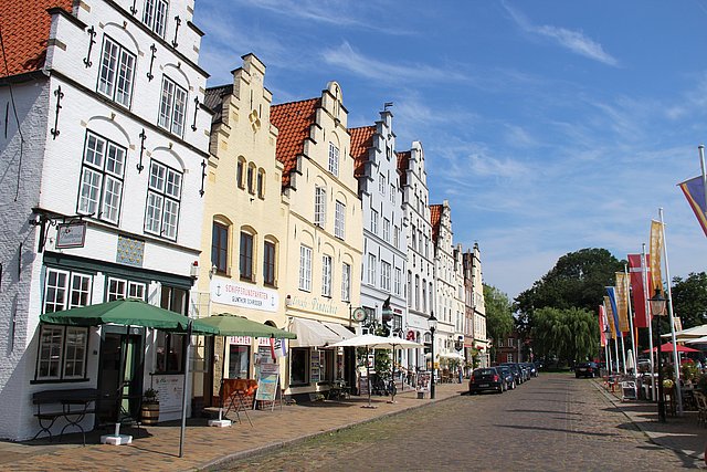 Bunte Giebelhaus-Fassaden in Friedrichstadt