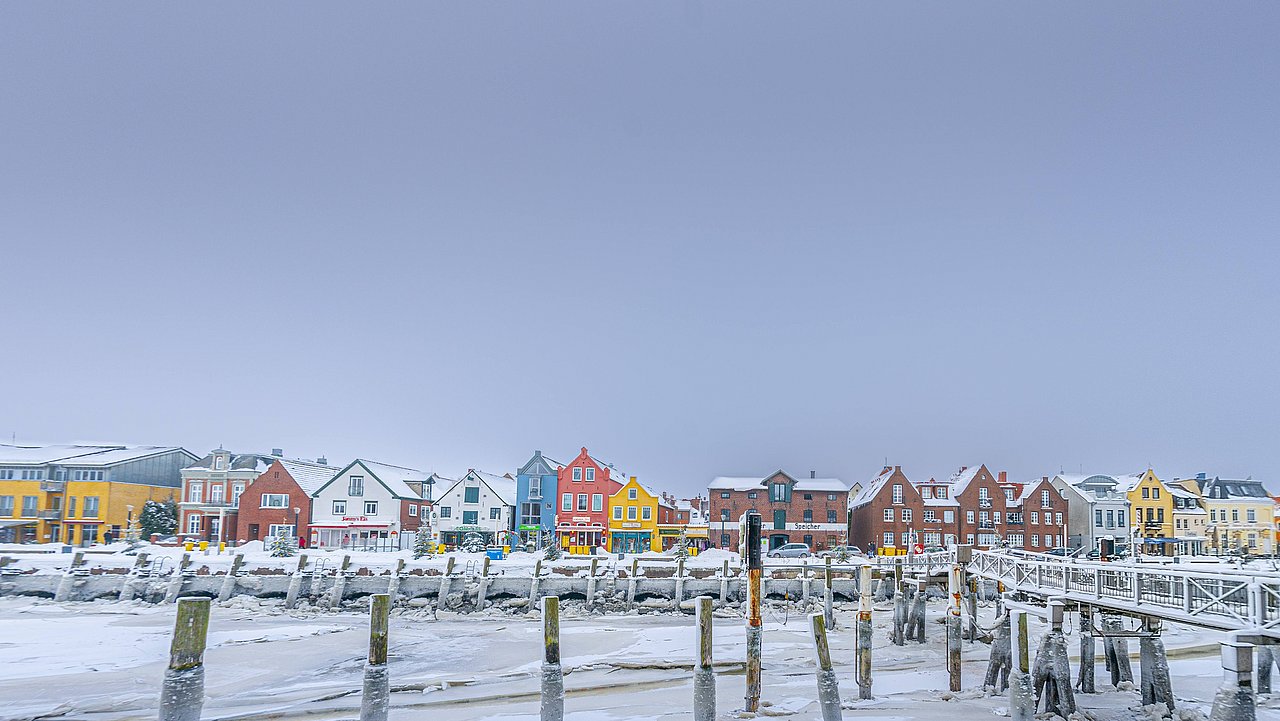 Blick auf den verschneiten Husumer Hafen