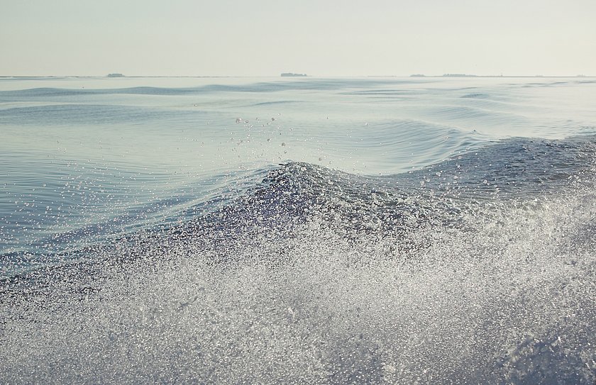 Nahaufnahme von Wellen mit aufspritzendem Wasser