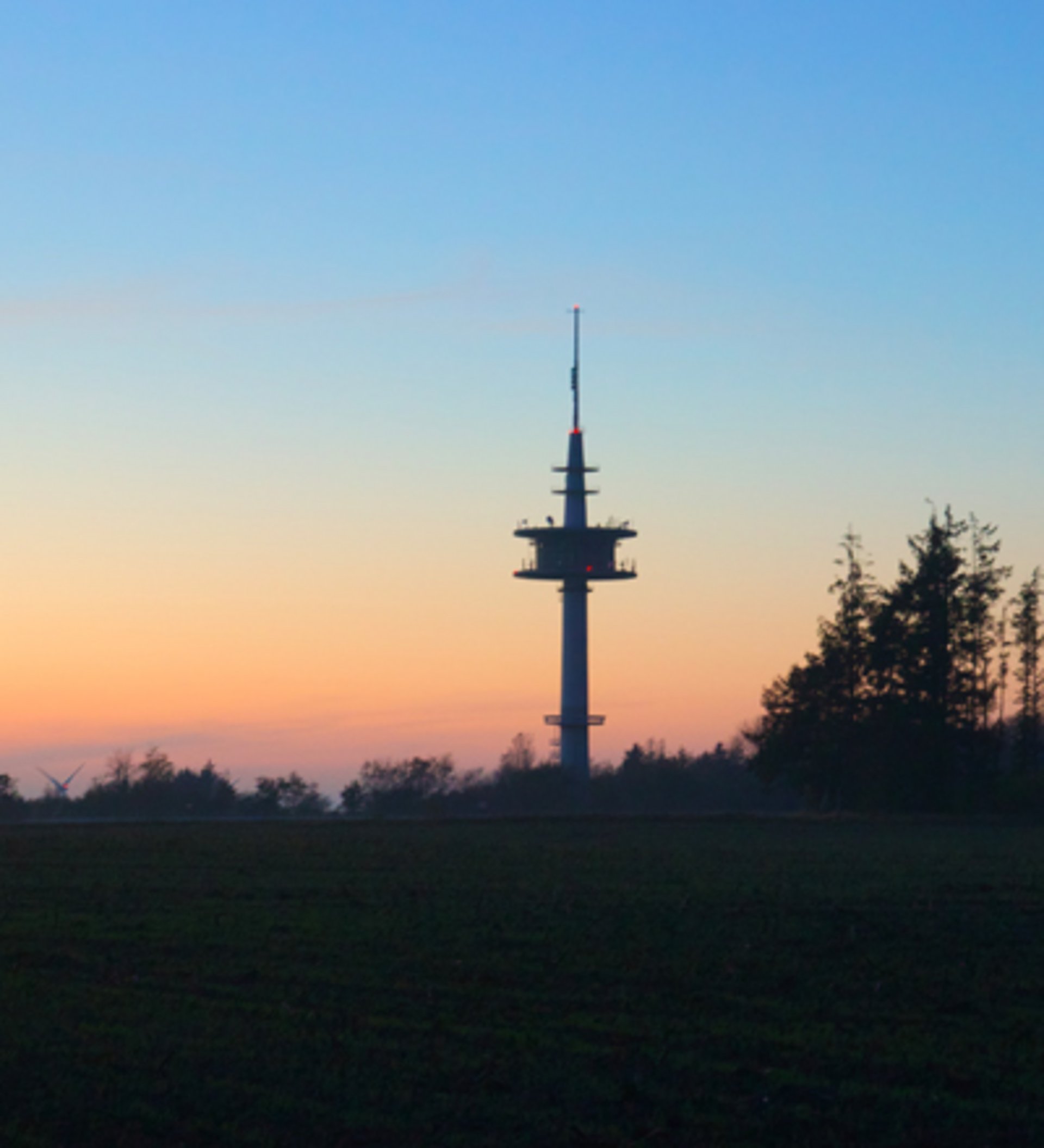 Stollberg mit Funkturm im Sonnenuntergang