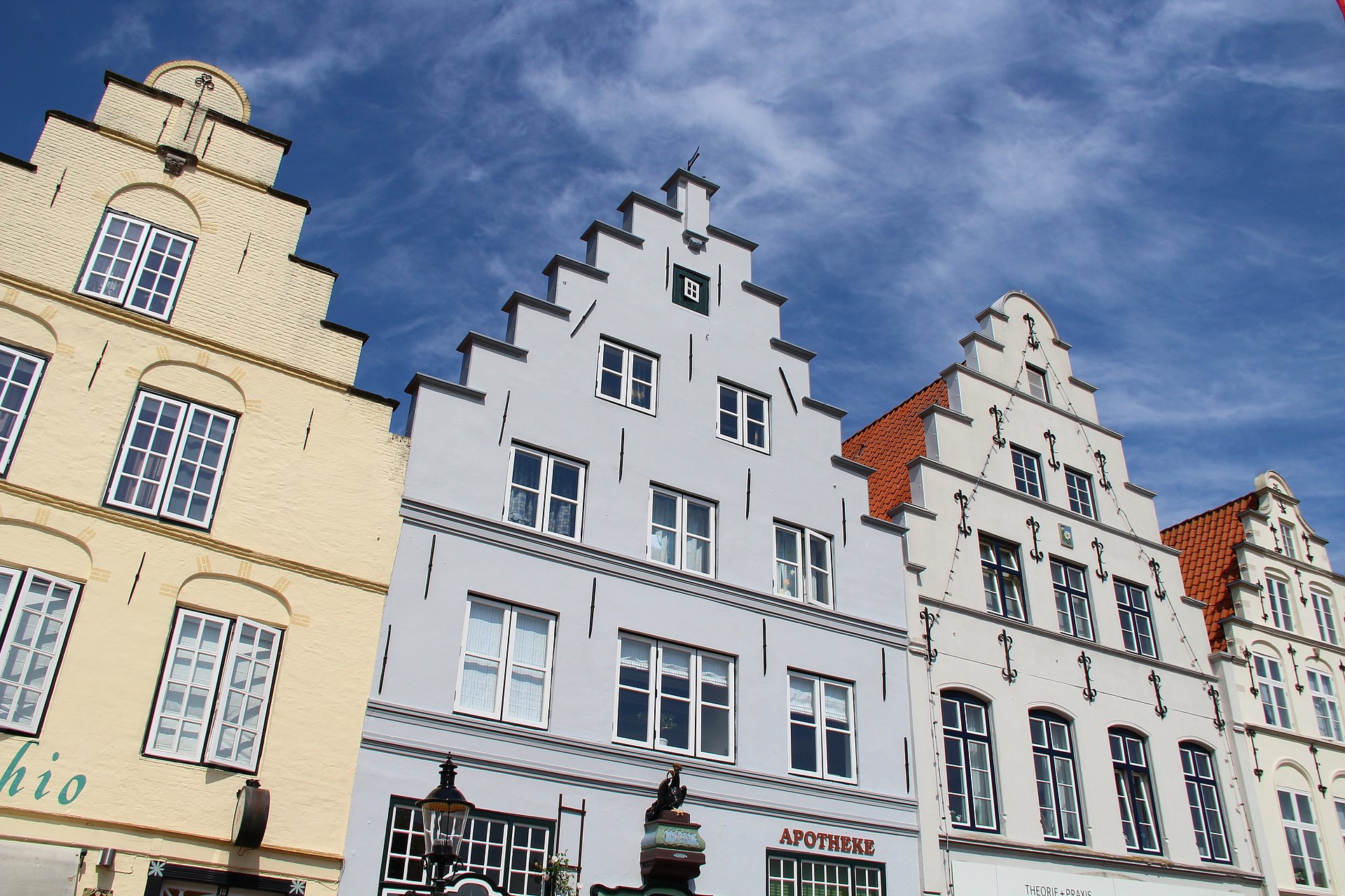 Gelbe, blaue und weiße Giebelhäuer in Friedrichstadt