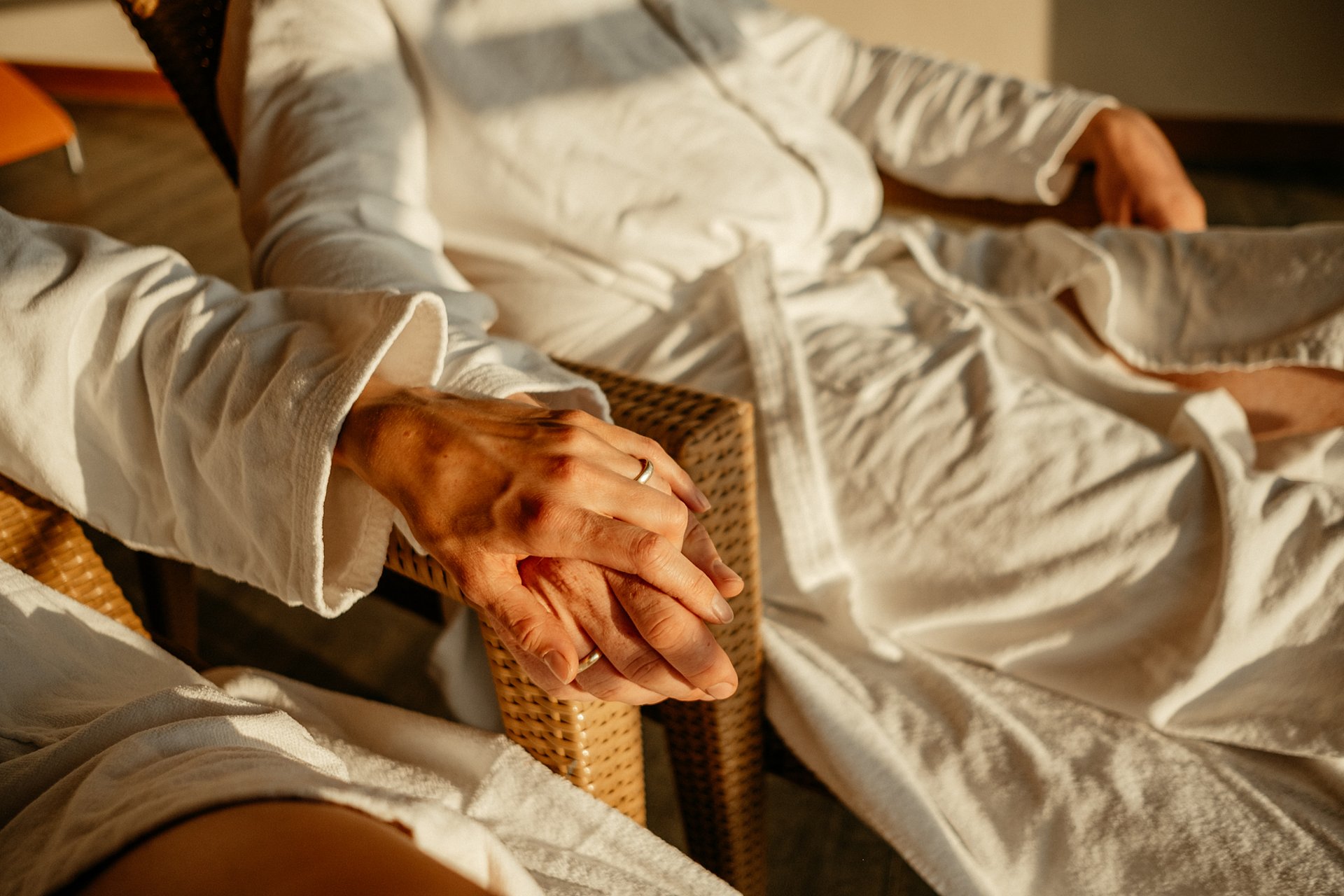 Ehepaar hält Händchen im Wellnesbereich