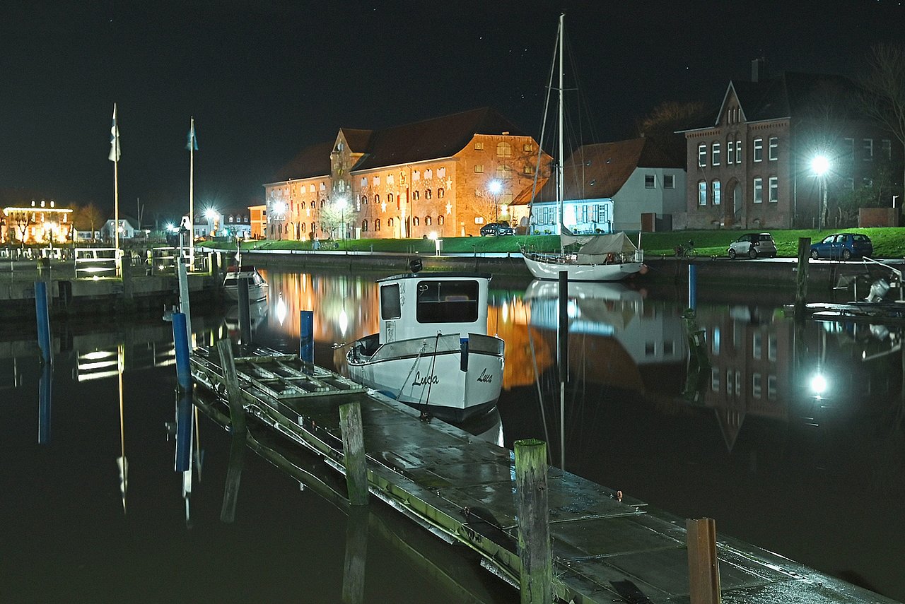 Nachtfotografie Tönning Der Tönniger Hafen bei Nacht mit Packhaus