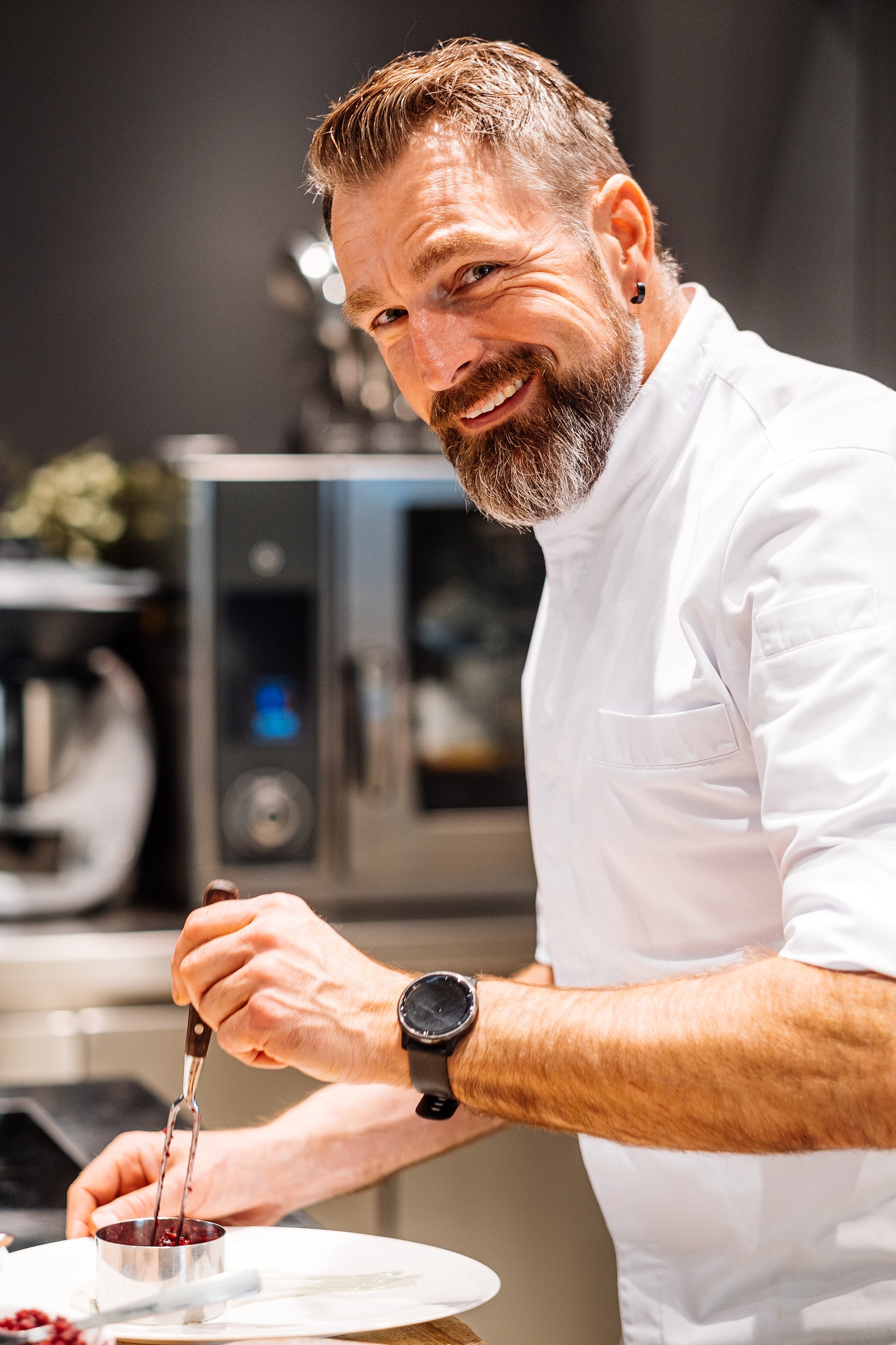 Dietmar lächelt beim Kochen in die Kamera