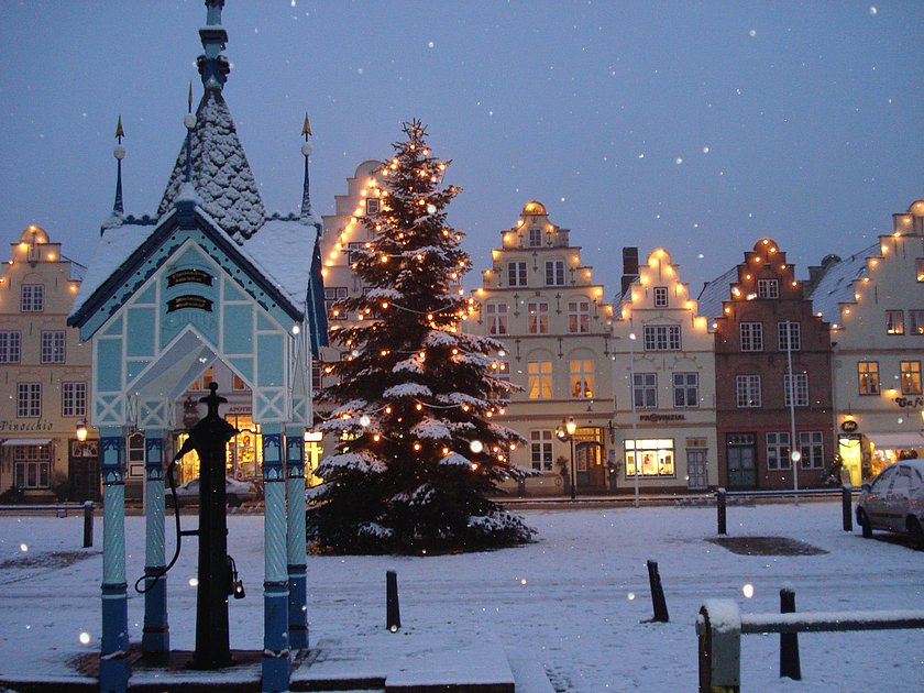 Friedrichstadt im Winter mit Weihnachtsbaum
