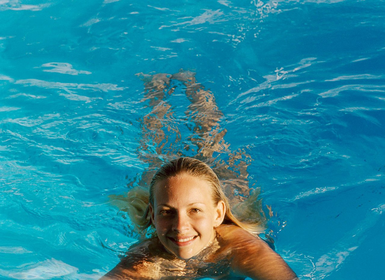Schwimmende Frau im AQUAFÖHR