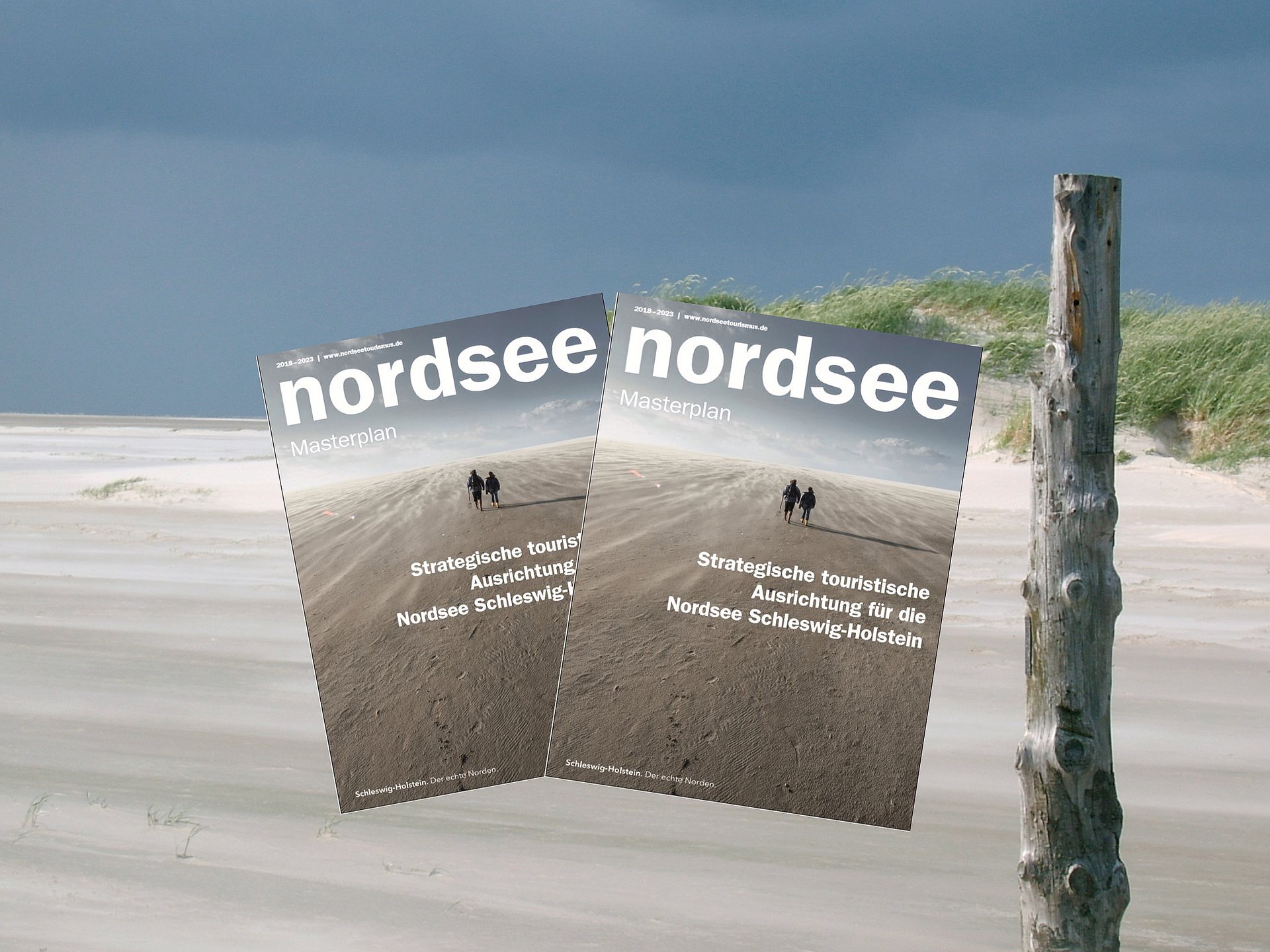 "Strategie der Nordsee" Hefte vor Strand-Hintergrund