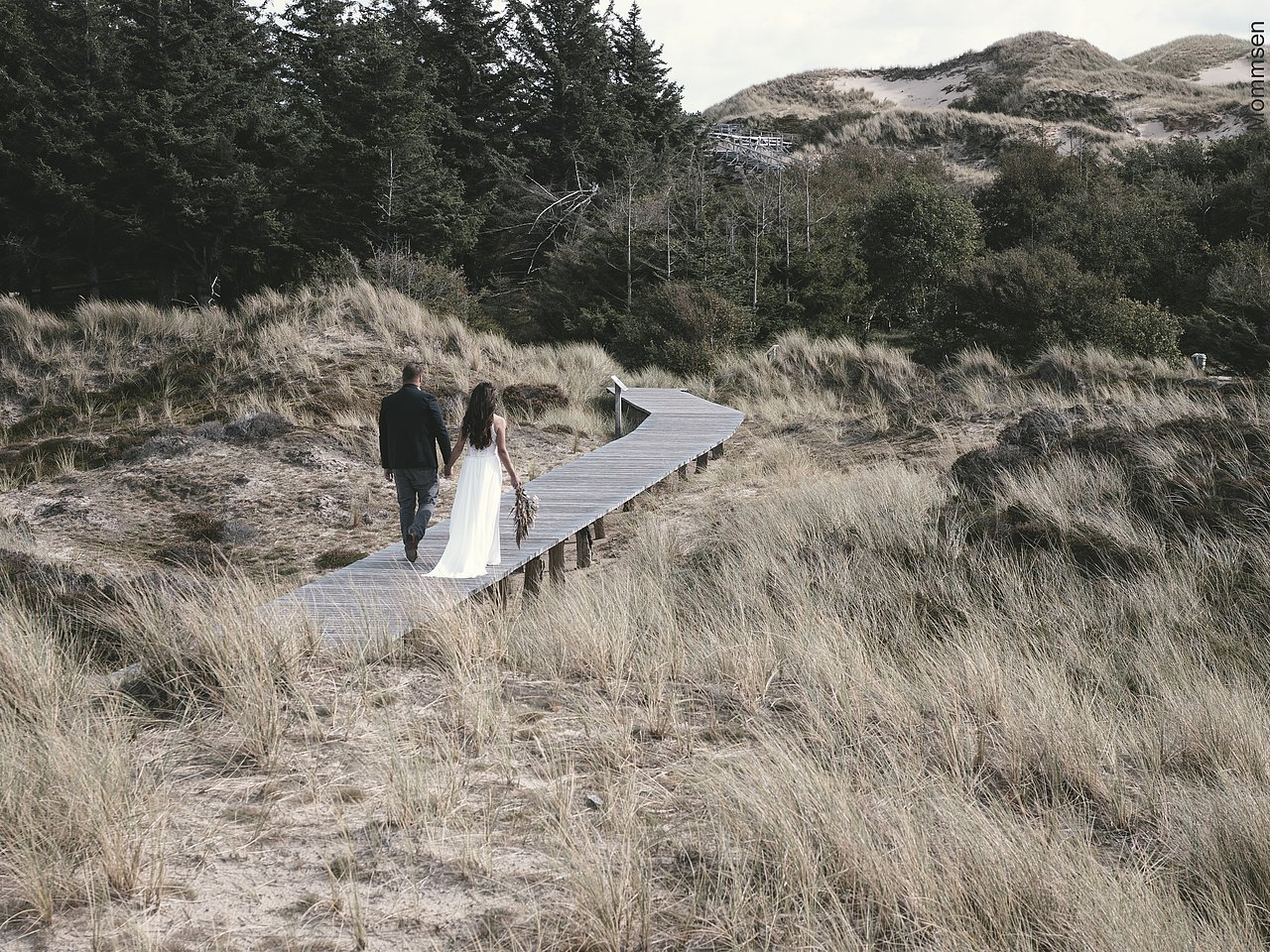 Brautpaar auf Bohlenweg