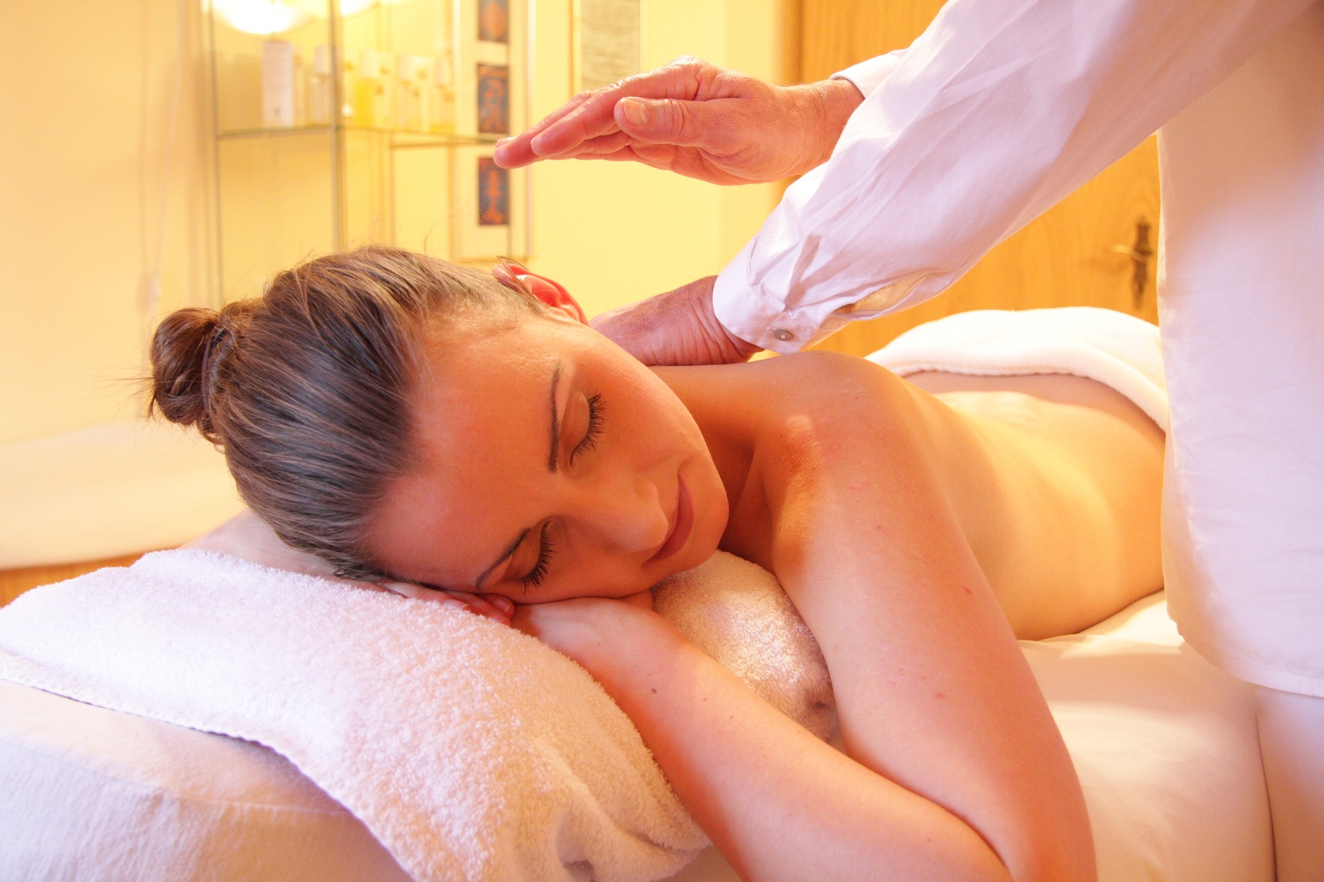 Frau bekommt eine Massage