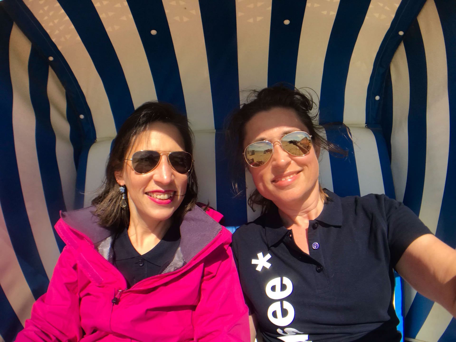 Alexia und Claudia im Strandkorb
