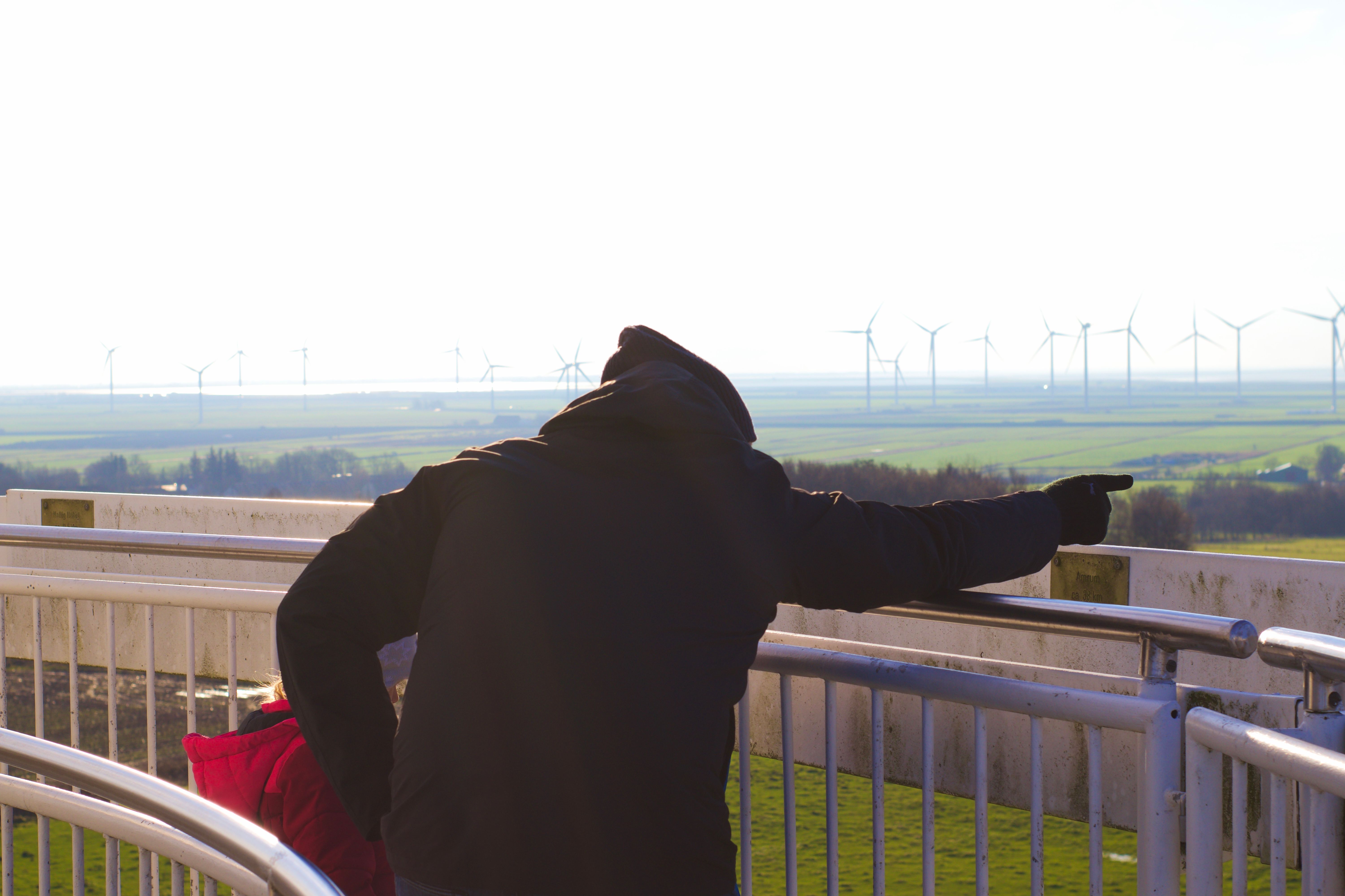 Ein Mann zeigt dem kleinen Mädchen etwas in der Ferne vom Aussichtsturm aus