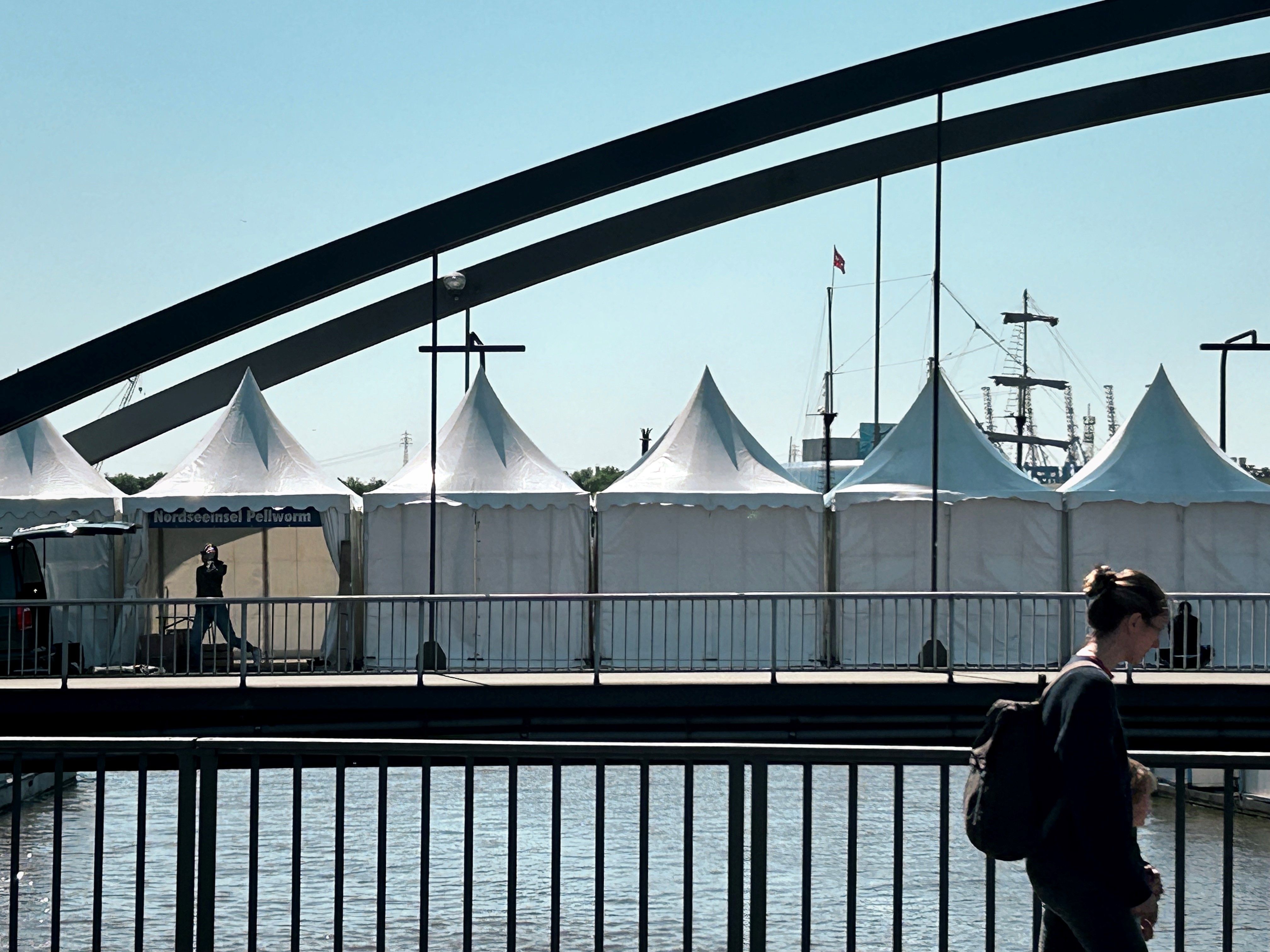 Die Zelte/Pagoden der Tourismusmeile auf der Niederbaumwall-Brücke im Hamburger Hafen