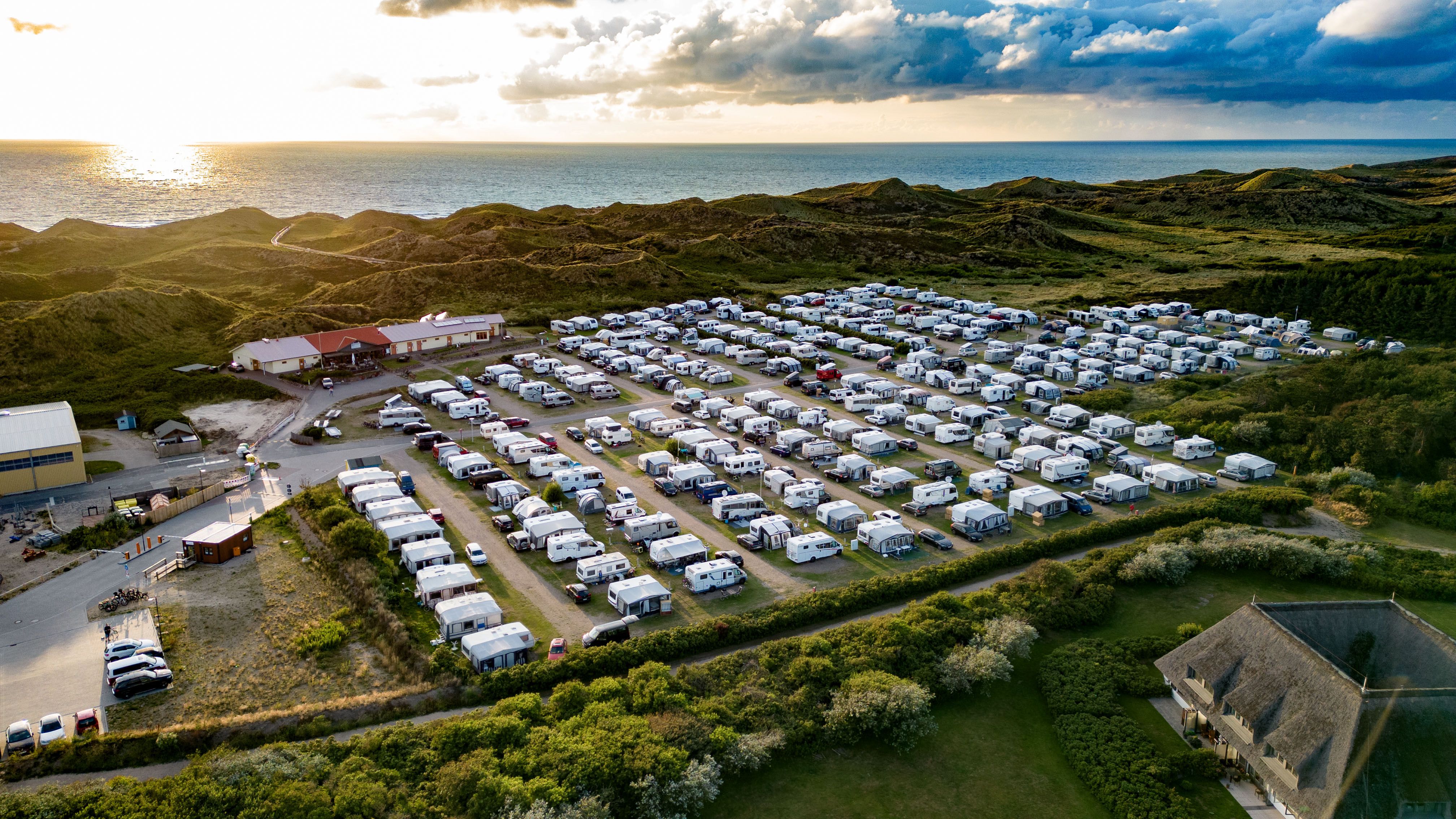 Überblick über den Wenningstedter Campingplatz, der mitten im Grünen liegt