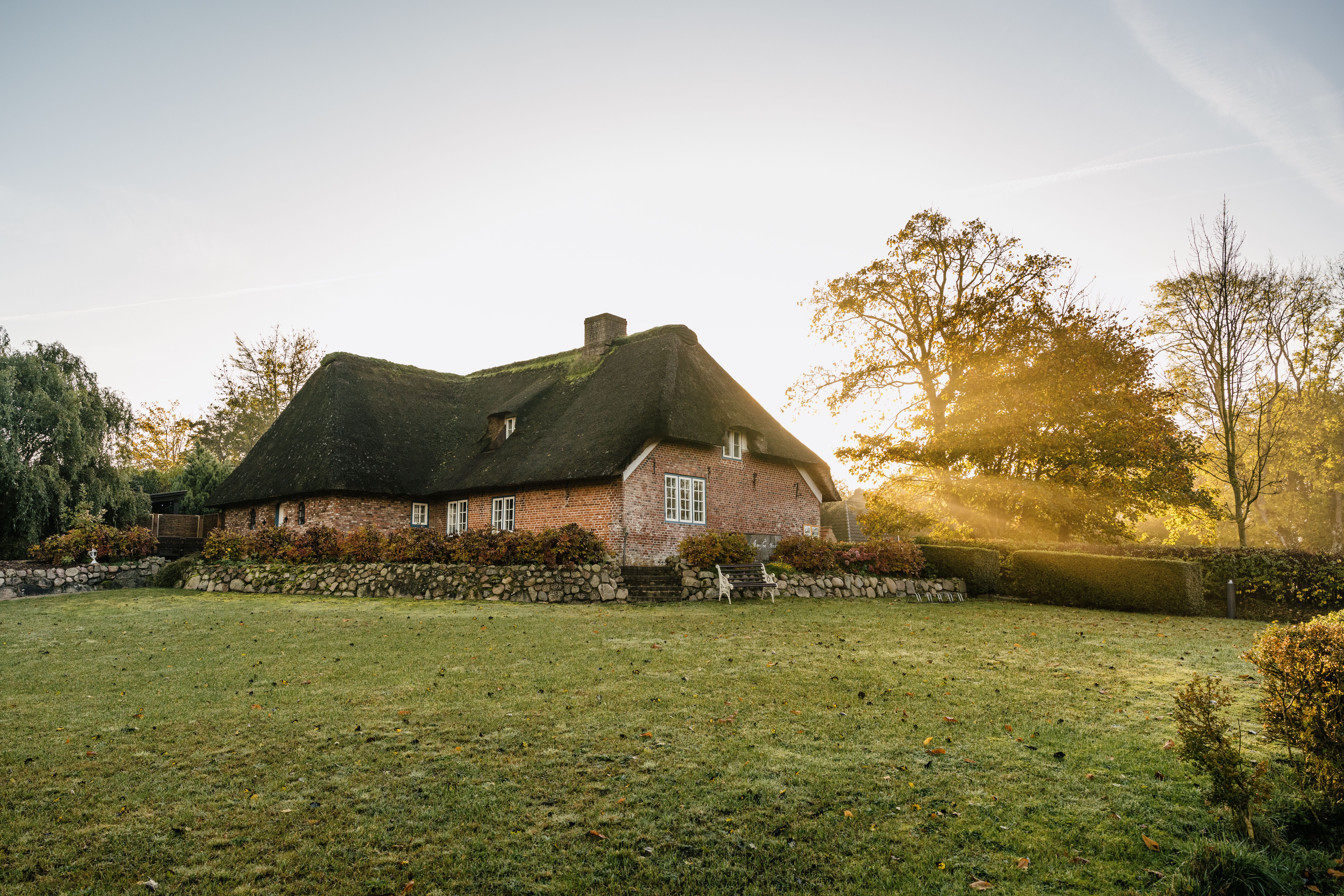 Reetgedecktes Haus mit Museum und Café gibt Einblicke in Leben des Forschers Hans Mommsen