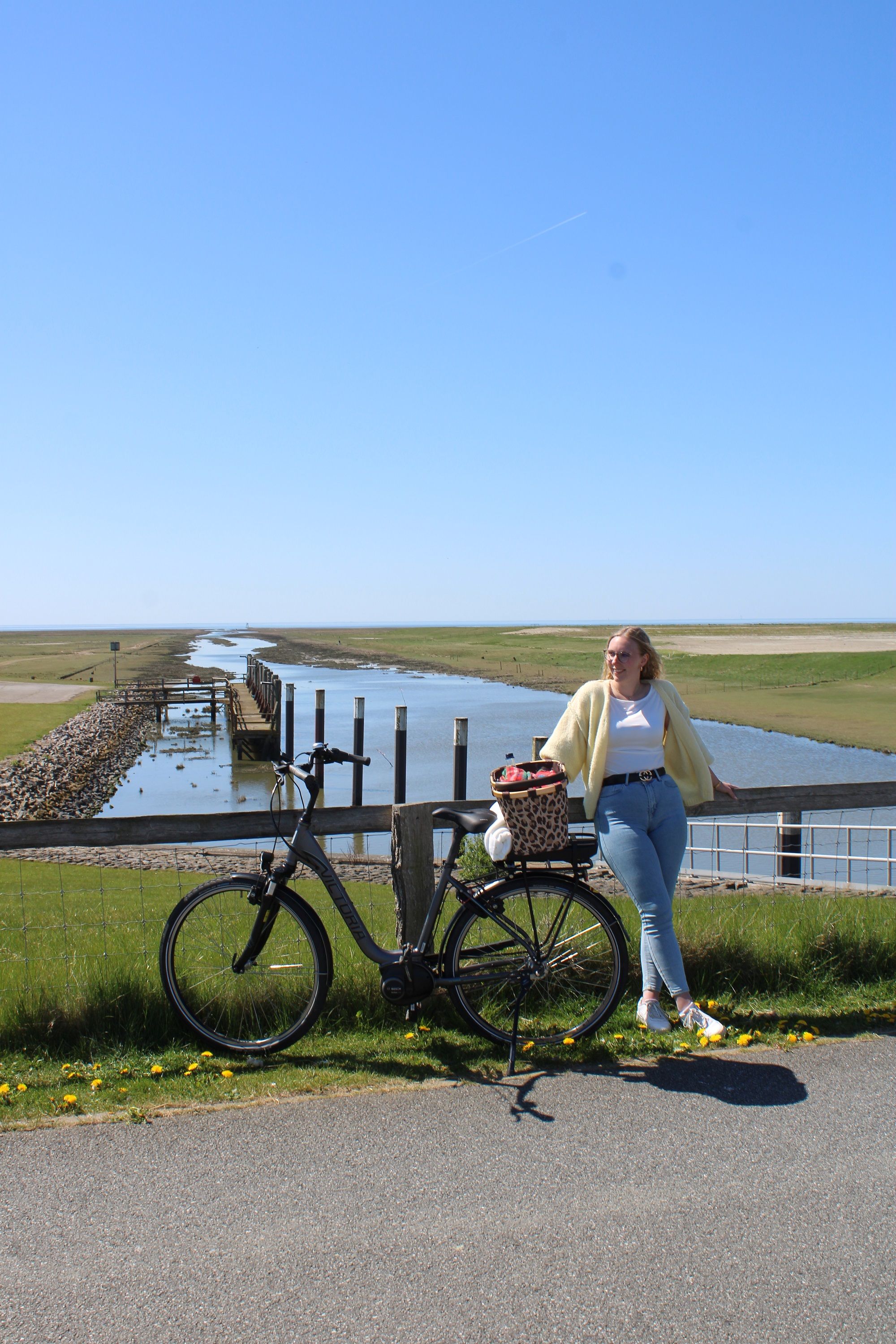 Kurze Pause, dann geht´s weiter. Radfahrerin macht an der alten Zufahrt zum Friedrichskooger Hafen eine Pause. Foto: Martina Sahm
