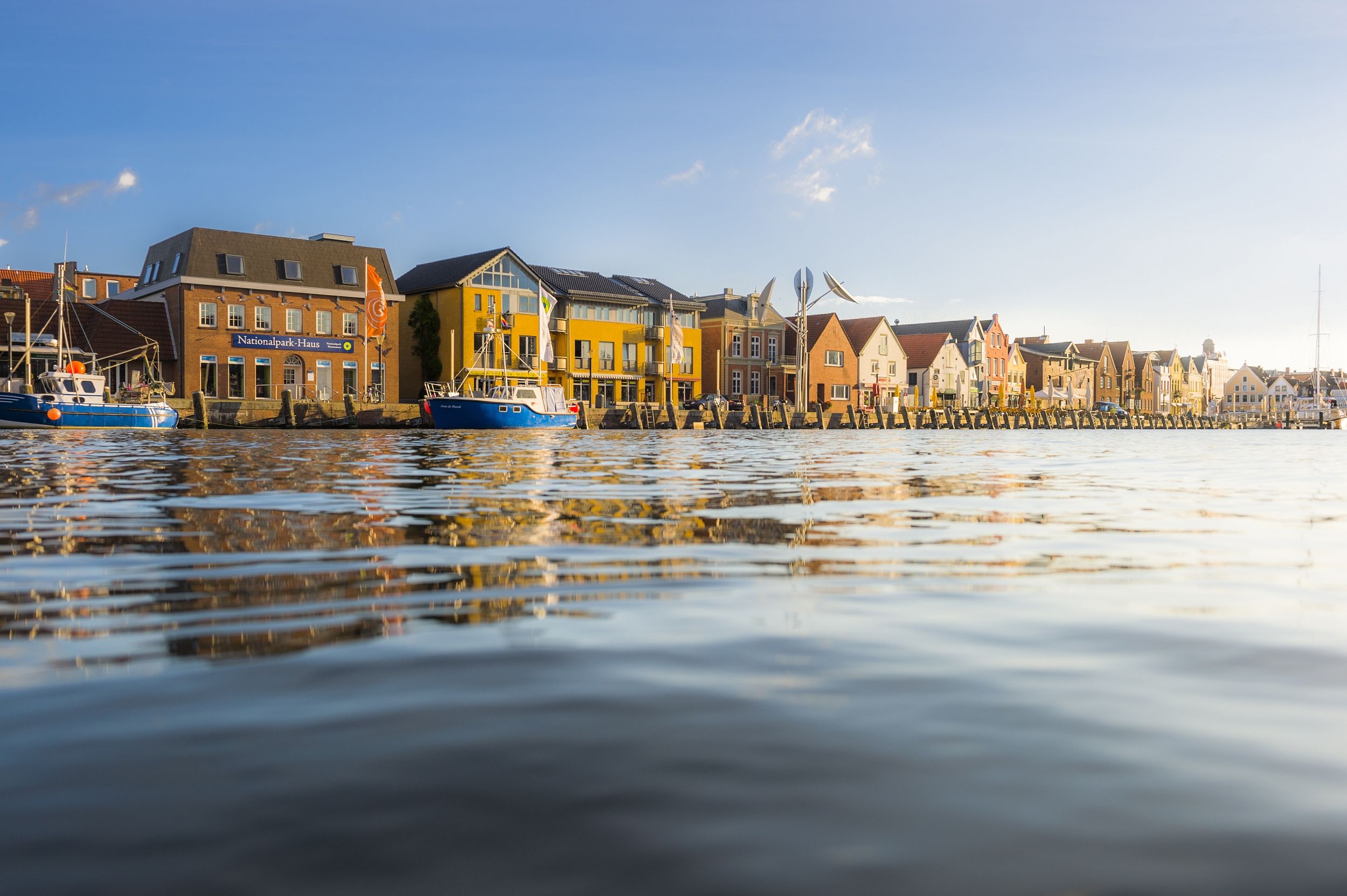 Blick auf den Husumer Hafen übers Wasser