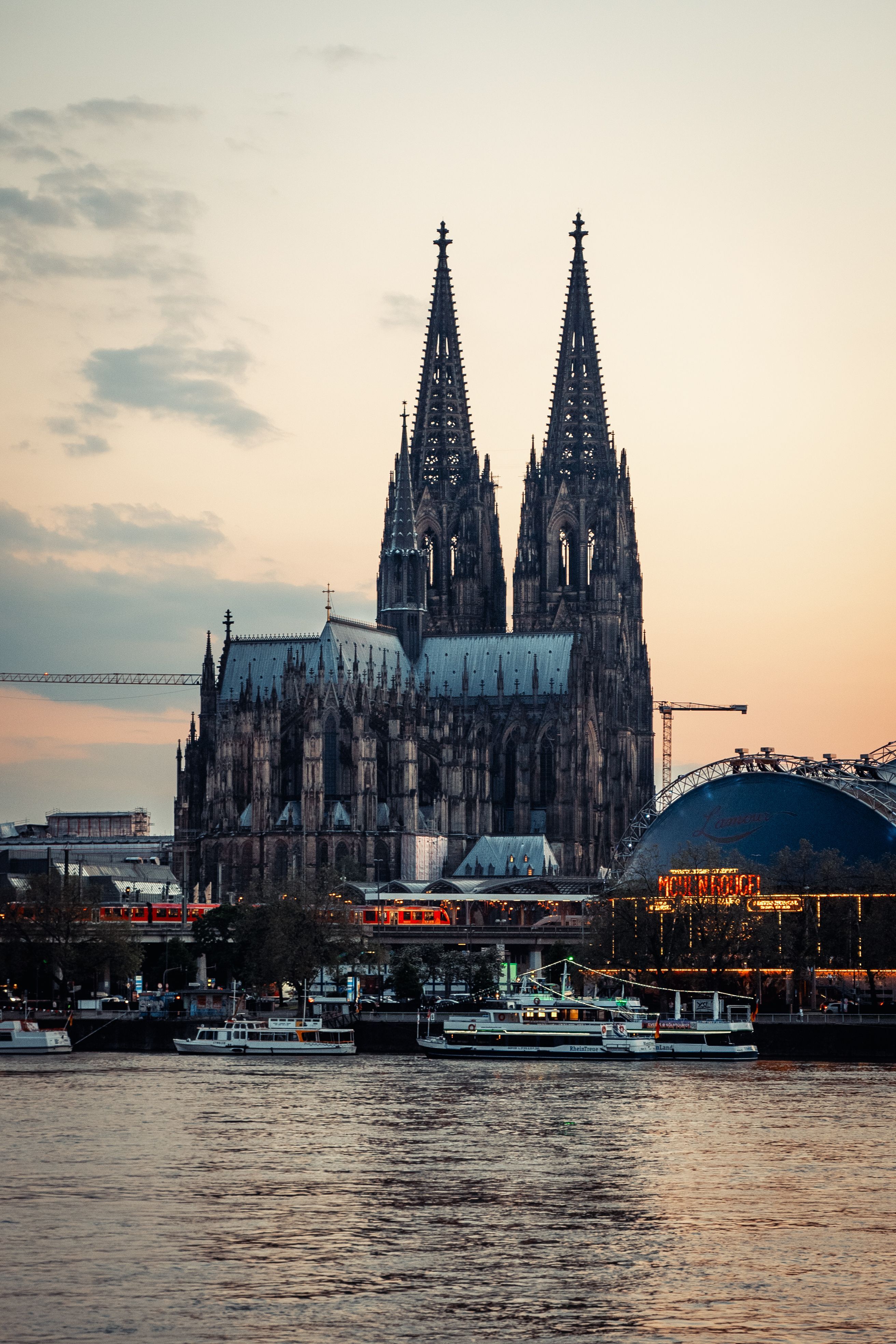 Der Kölner Dom von der Rheinseite aus bei Sonnenuntergang fotografiert. Foto: Radwan Menzer | Pexels