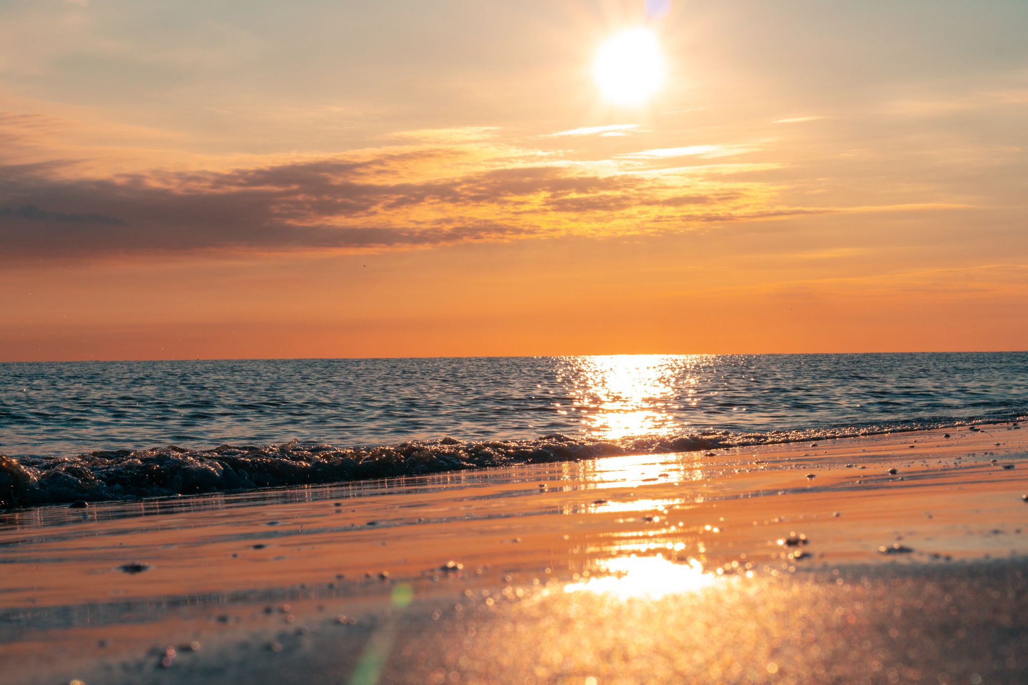 Strand von Amrum im Sonnenuntergang erscheint in rotem Licht. 