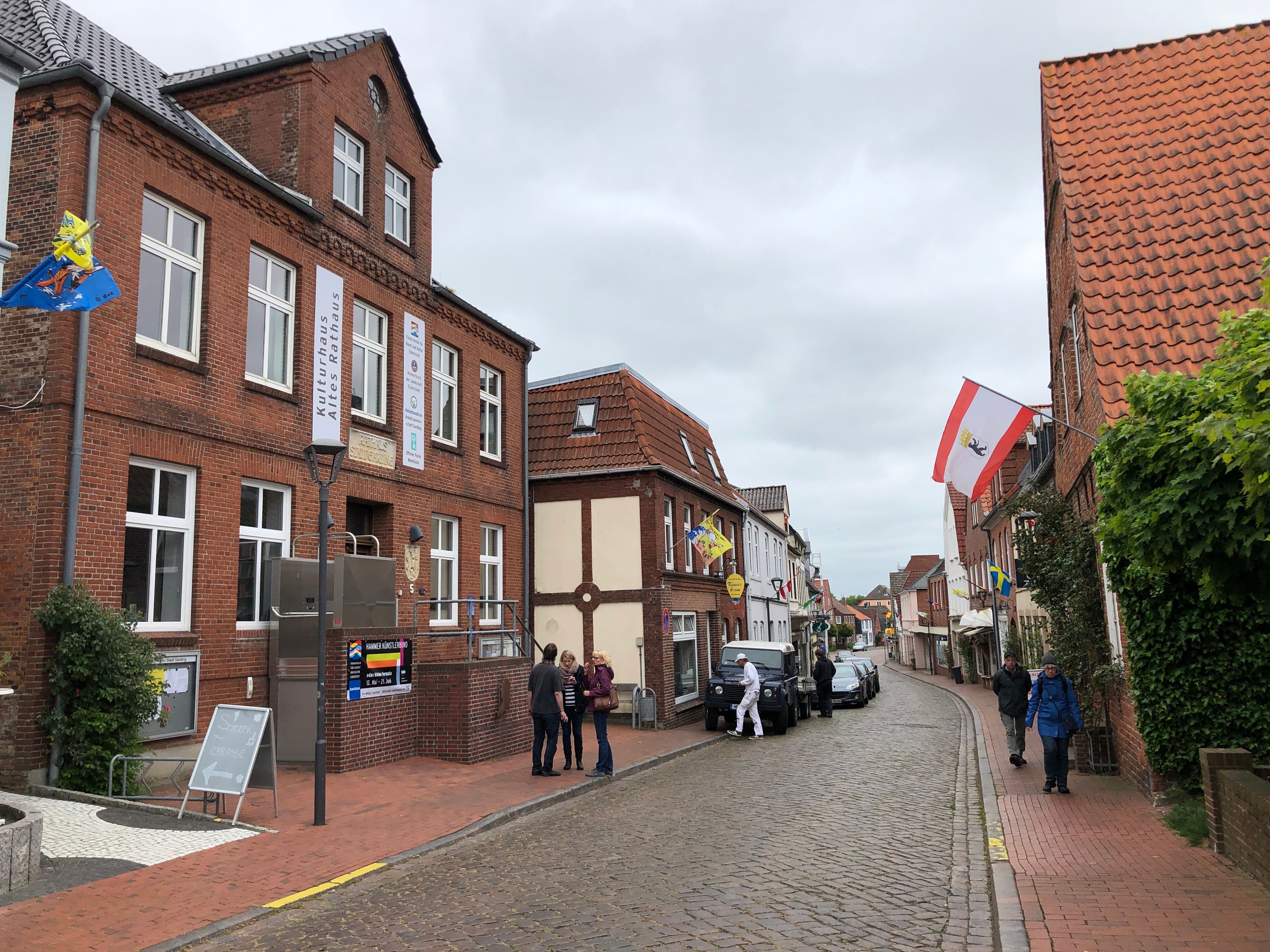 Außenansicht auf das alte rote Backsteingebäude des Alten Rathauses in Garding