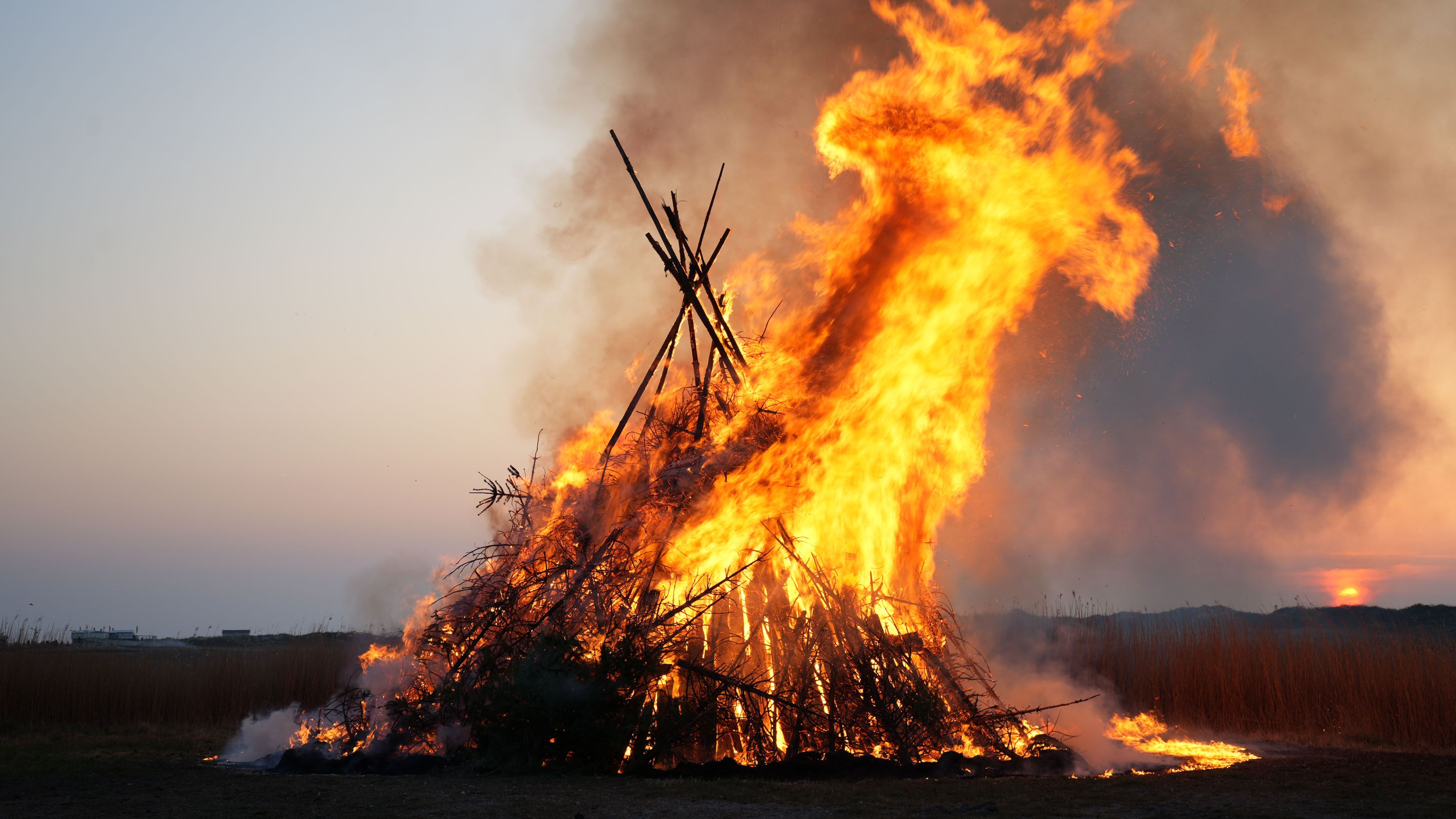 Das Osterfeuer in SPO brennt lichterloh im sicheren Abstand zu Promenade.
