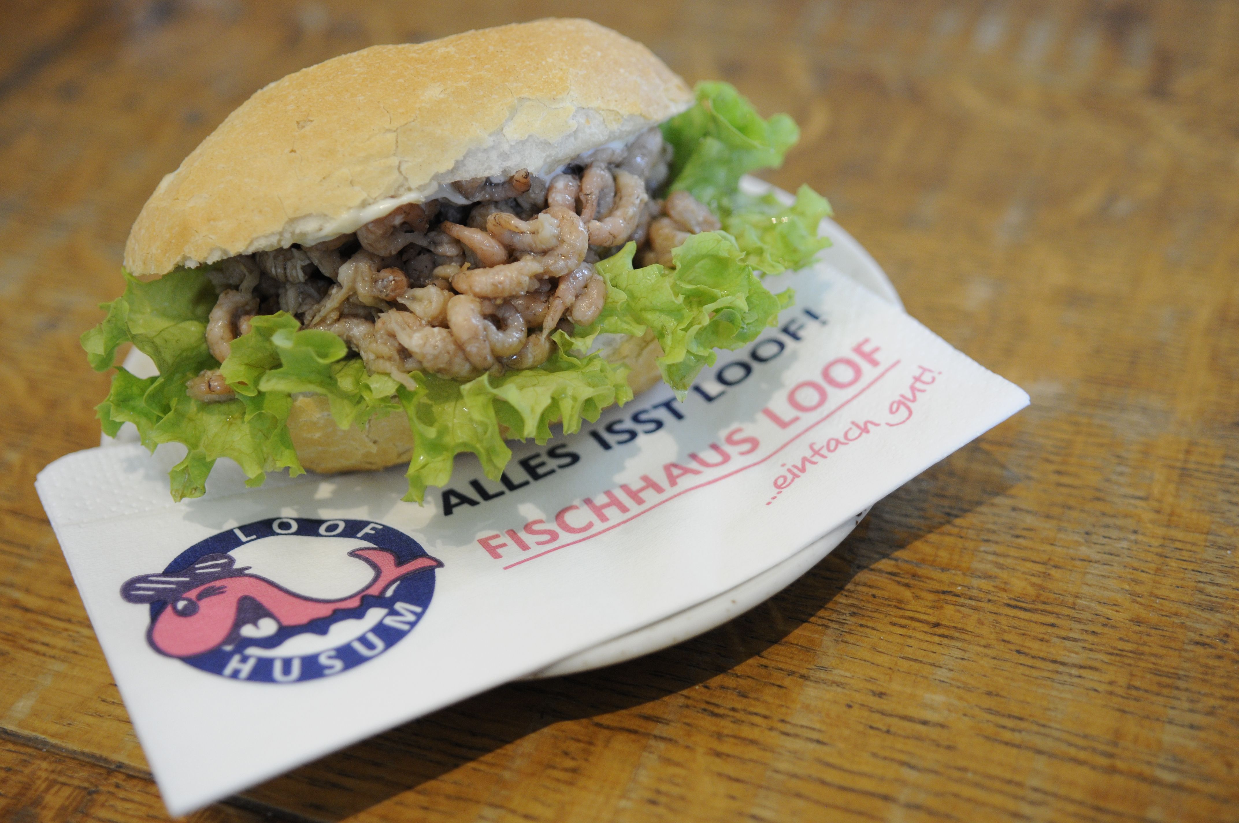 Ein leckeres Krabbenbrötchen frisch aus dem Fischladen