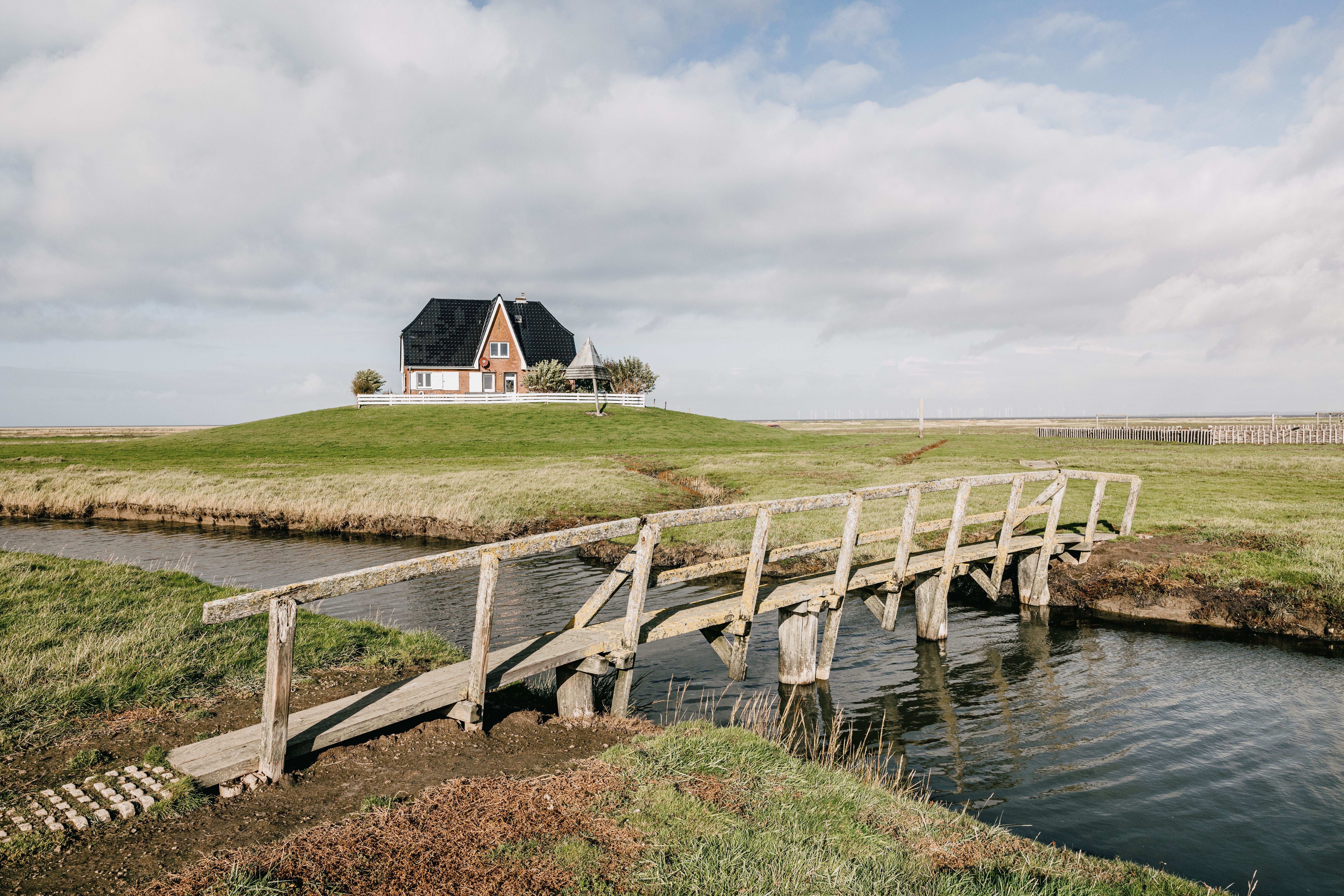 Warft auf der Hallig Nordstrandischmoor
