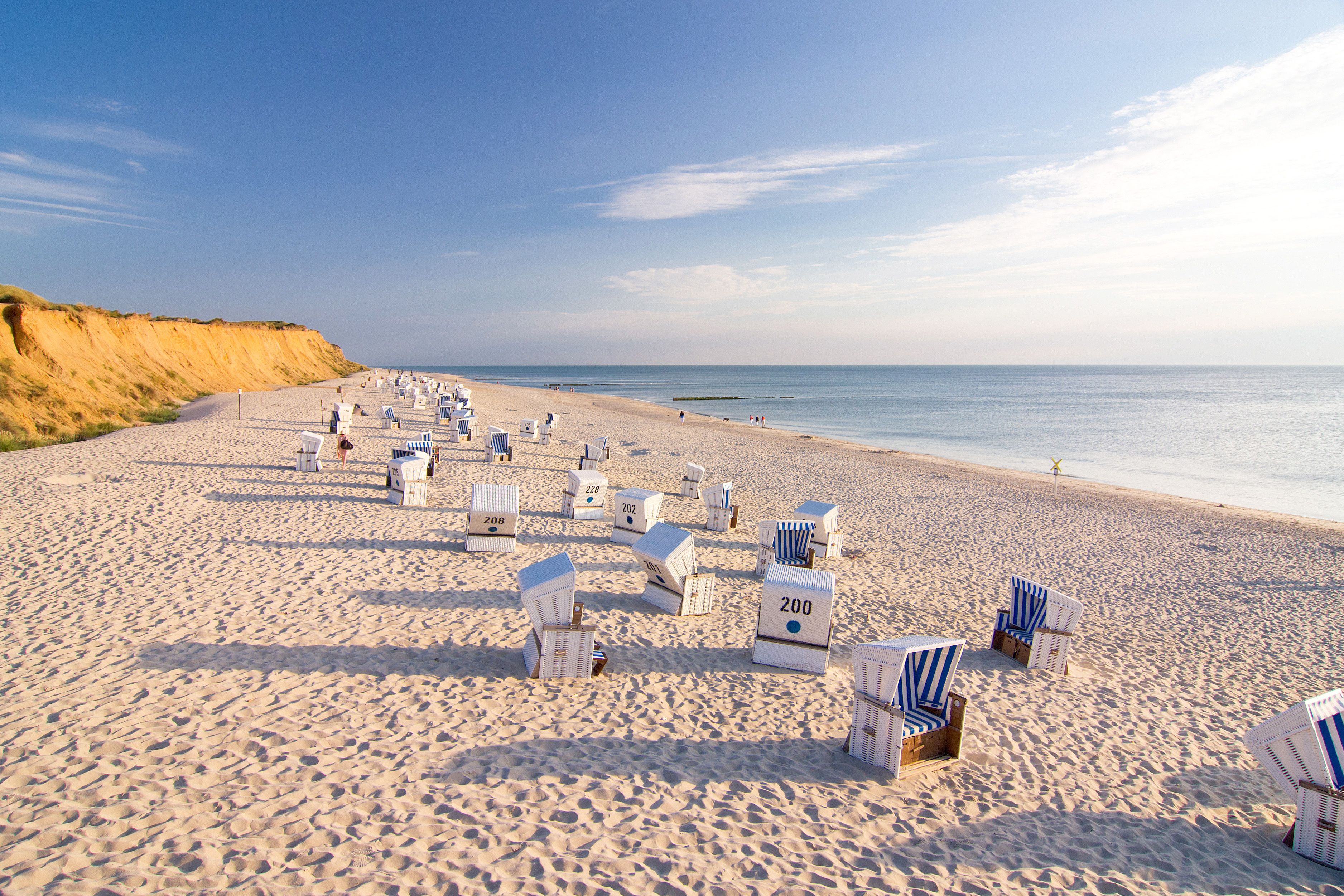 Rotes Kliff Sylt mit Blick auf den Strand und Strandkörbe