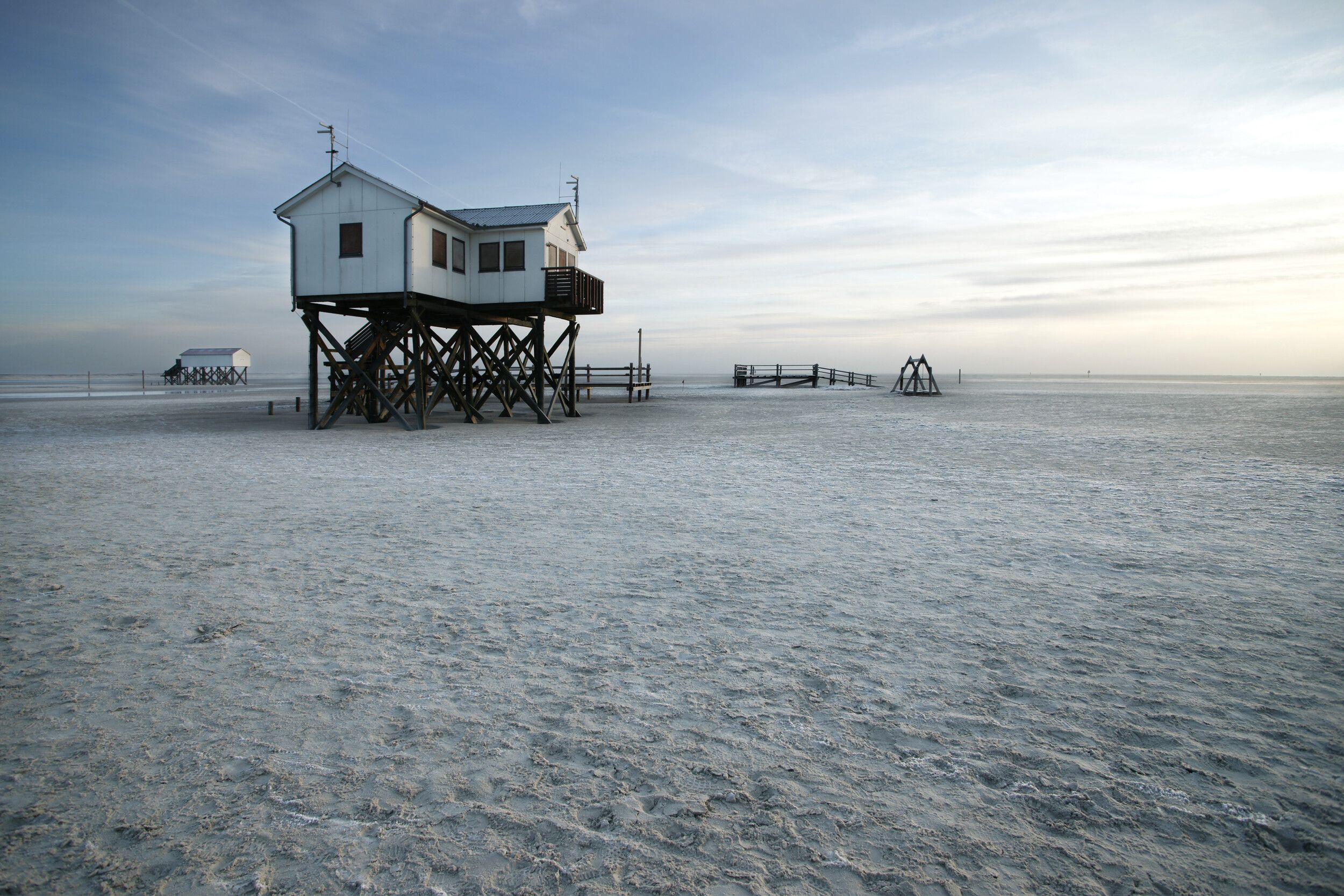 Pfahlbauten am weiten Strand von St. Peter-Ording