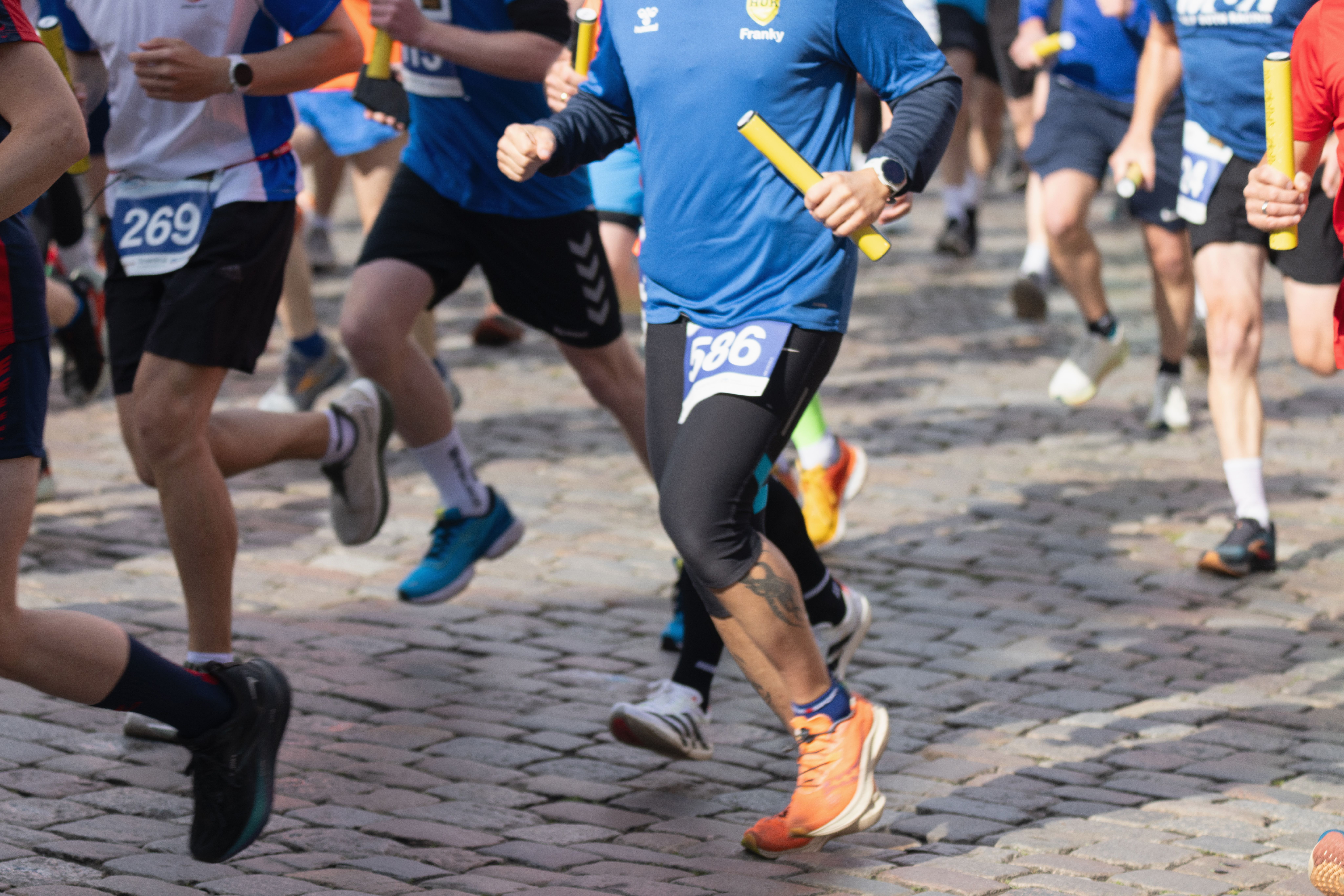 Die Beine von Läufern, die an einem Lauf teilnehmen
