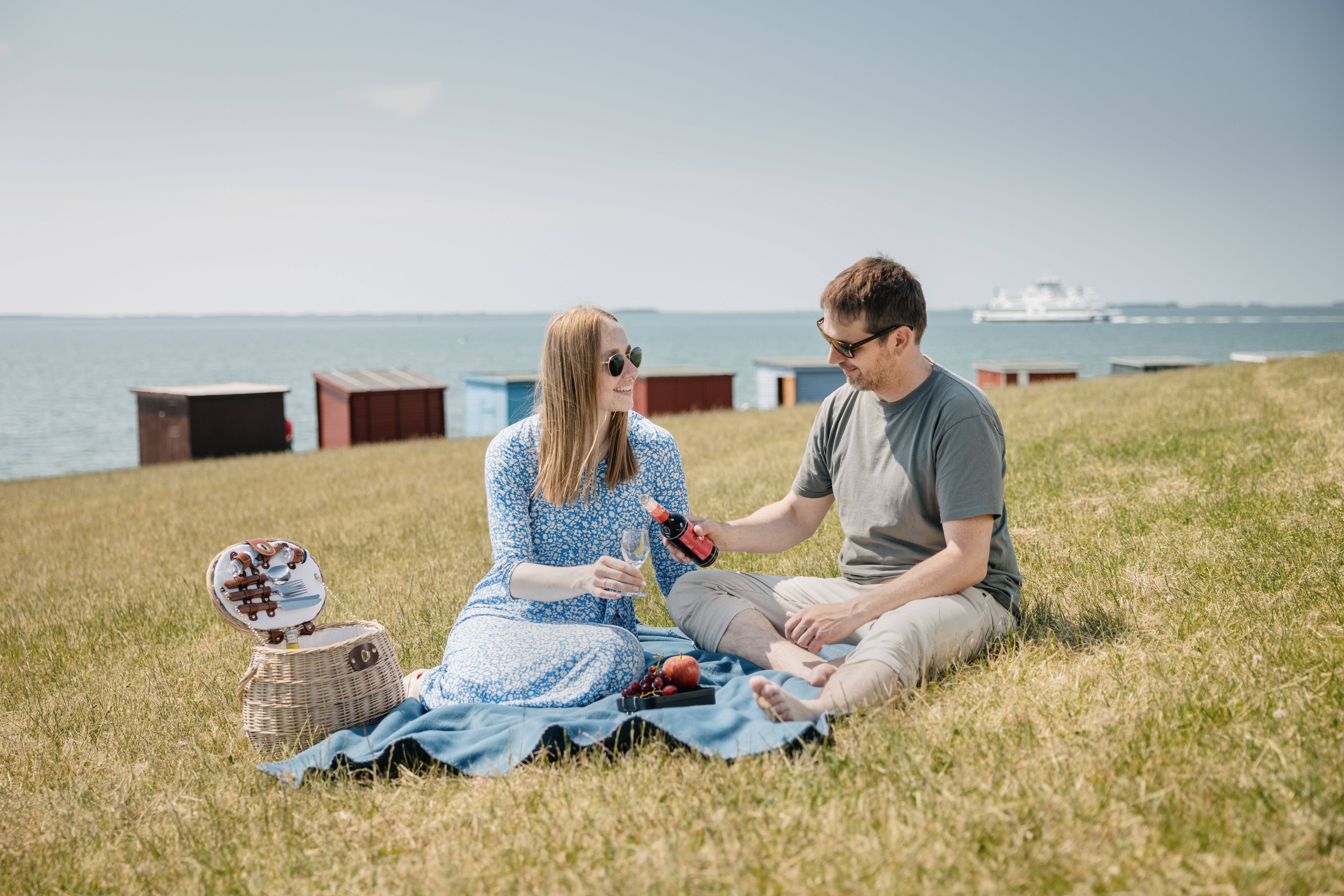 Am Deich eine Pause einlegen mit Blick auf die Insel und Halligwelt.