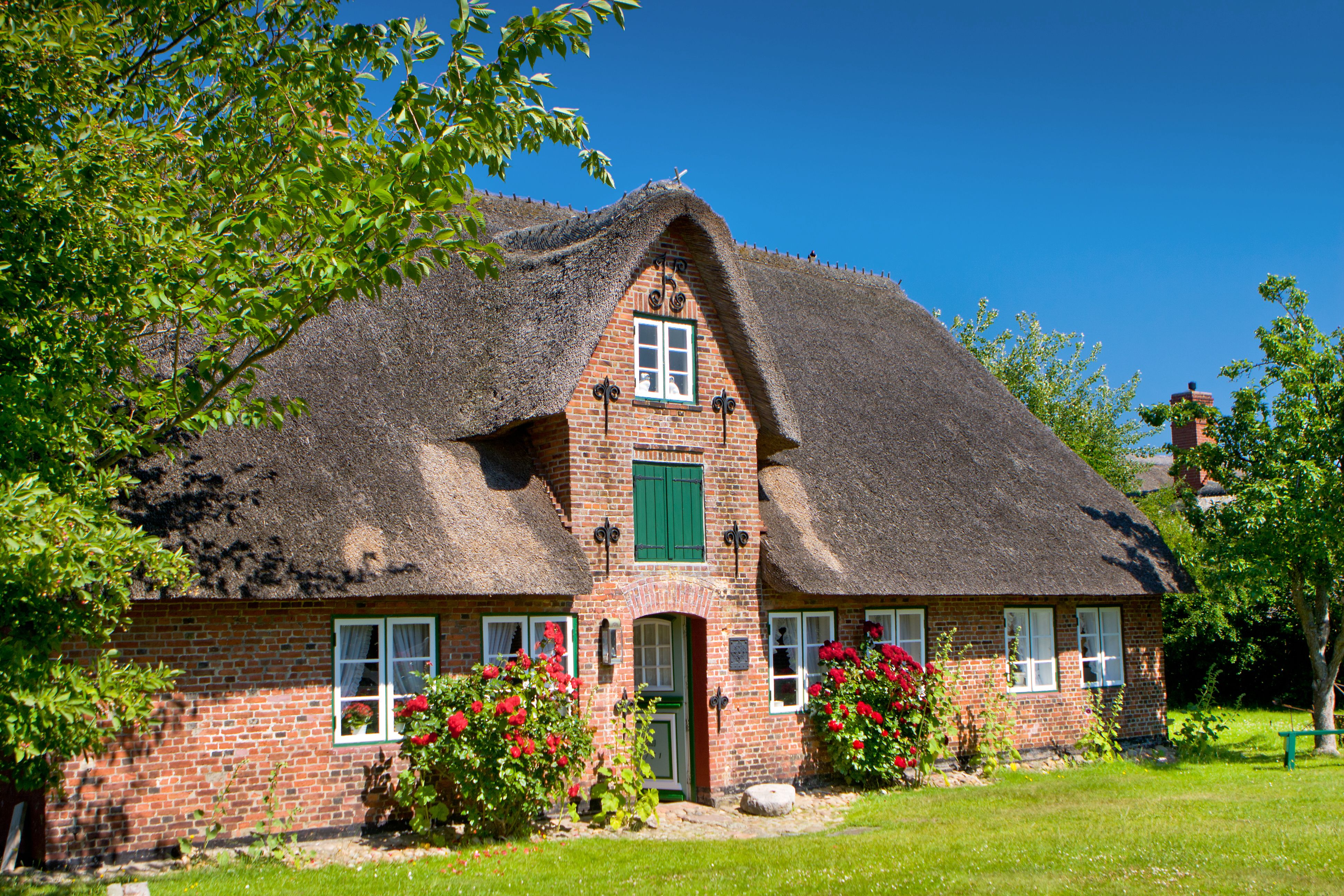 Seitlich fotografiertes Ferienhaus an der Nordsee in Amrum.