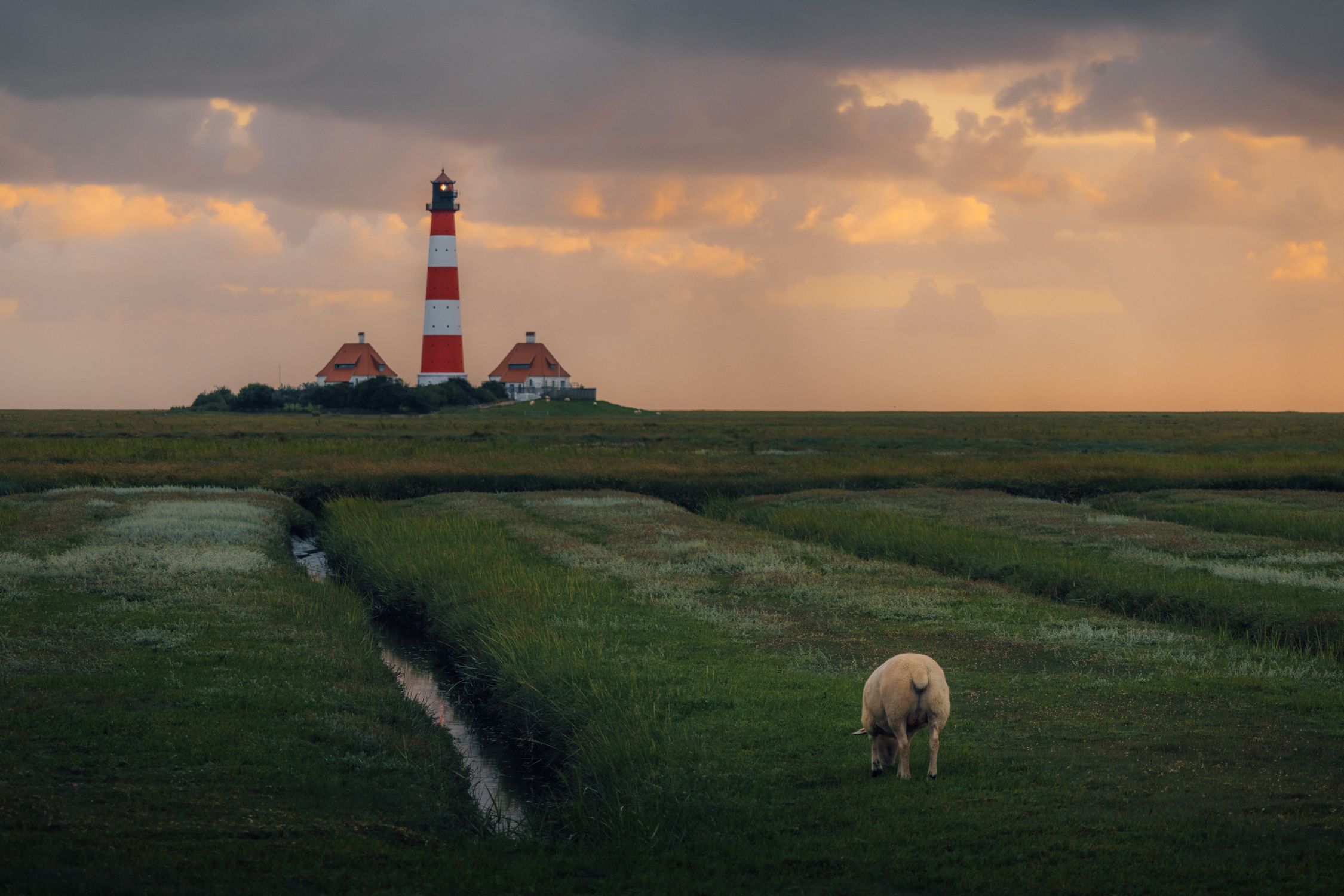 Der berühmte Leuchtturm Westerheversand, mit seinen beiden markanten Leutturmwärterhäuschen. Foto: Marina Weishaupt