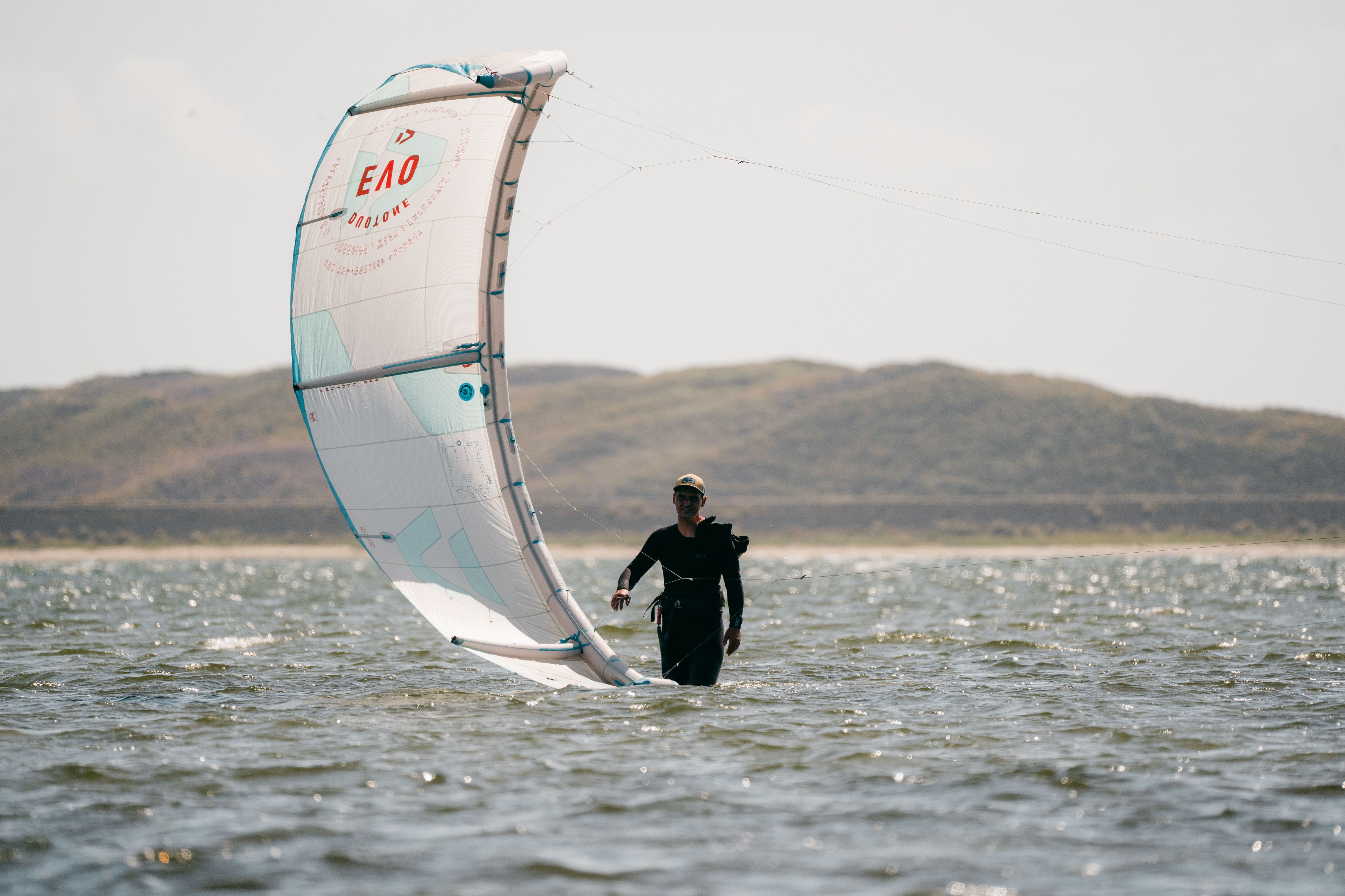 Eine Kitesurfer im Wasser vor der Sylter Küste