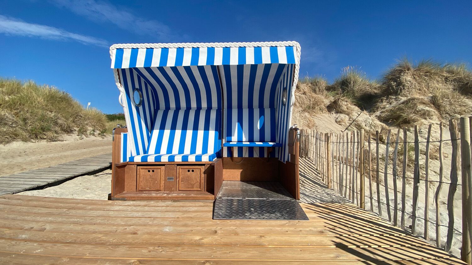 Ein barrierefreier Strandkorb am Strand von Utersum