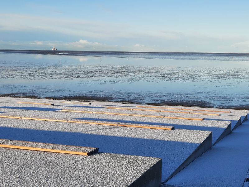 Die neue Deichtribüne am Trischendiek Strand ist von Frost überzogen