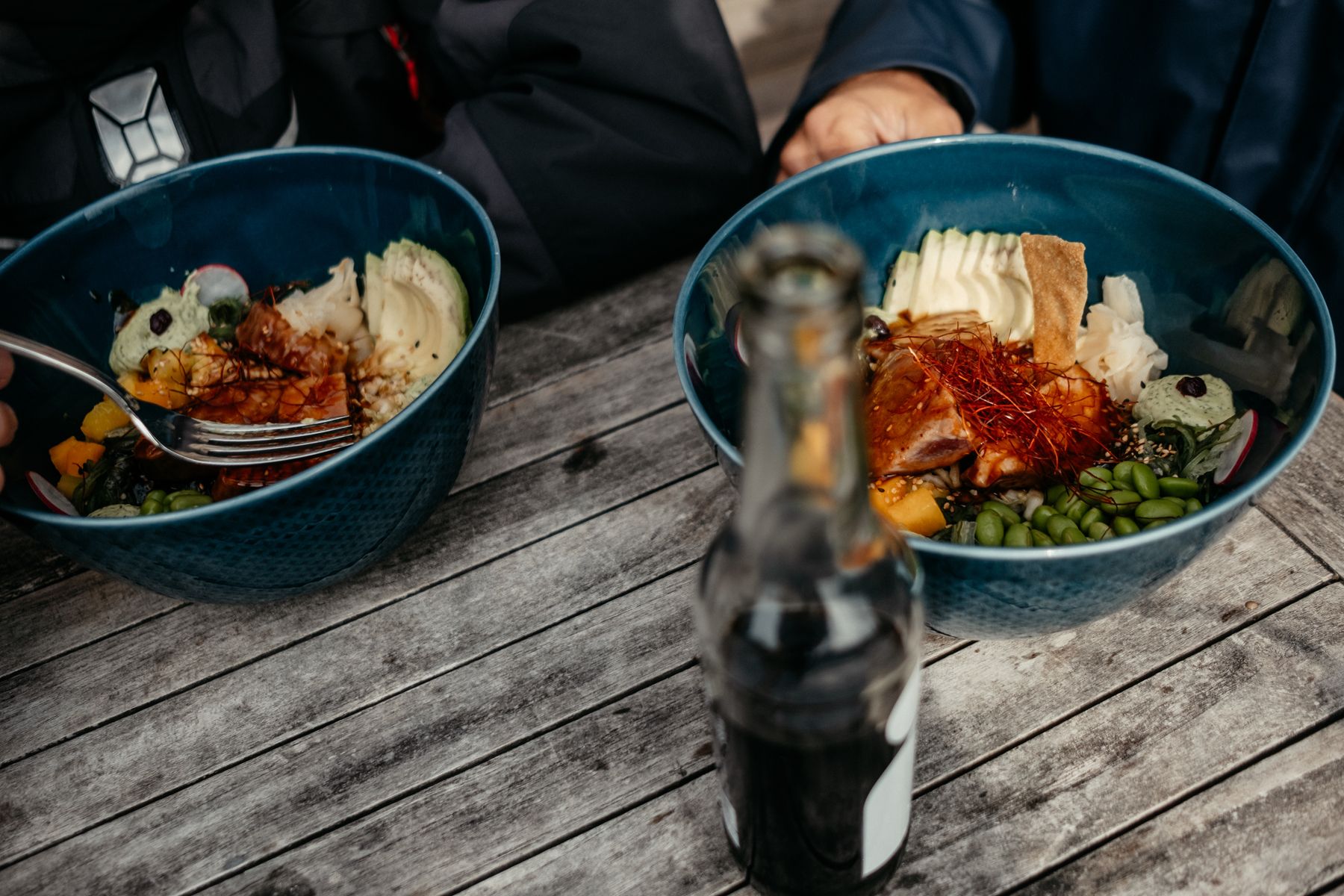 Bunte Teller mit Essen auf einem Tisch.