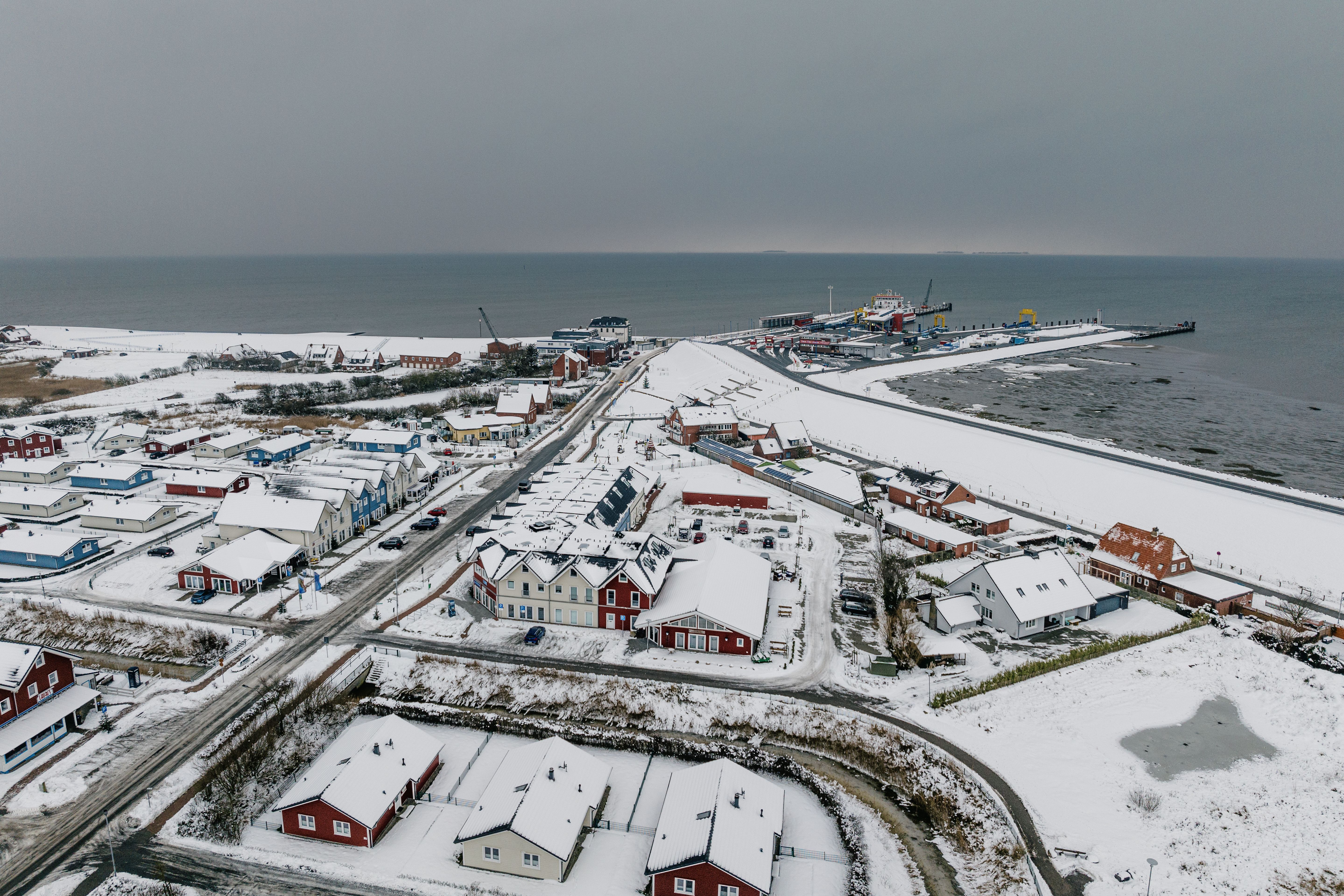 Luftbildaufnahme vom verschneiten Dagebüll
