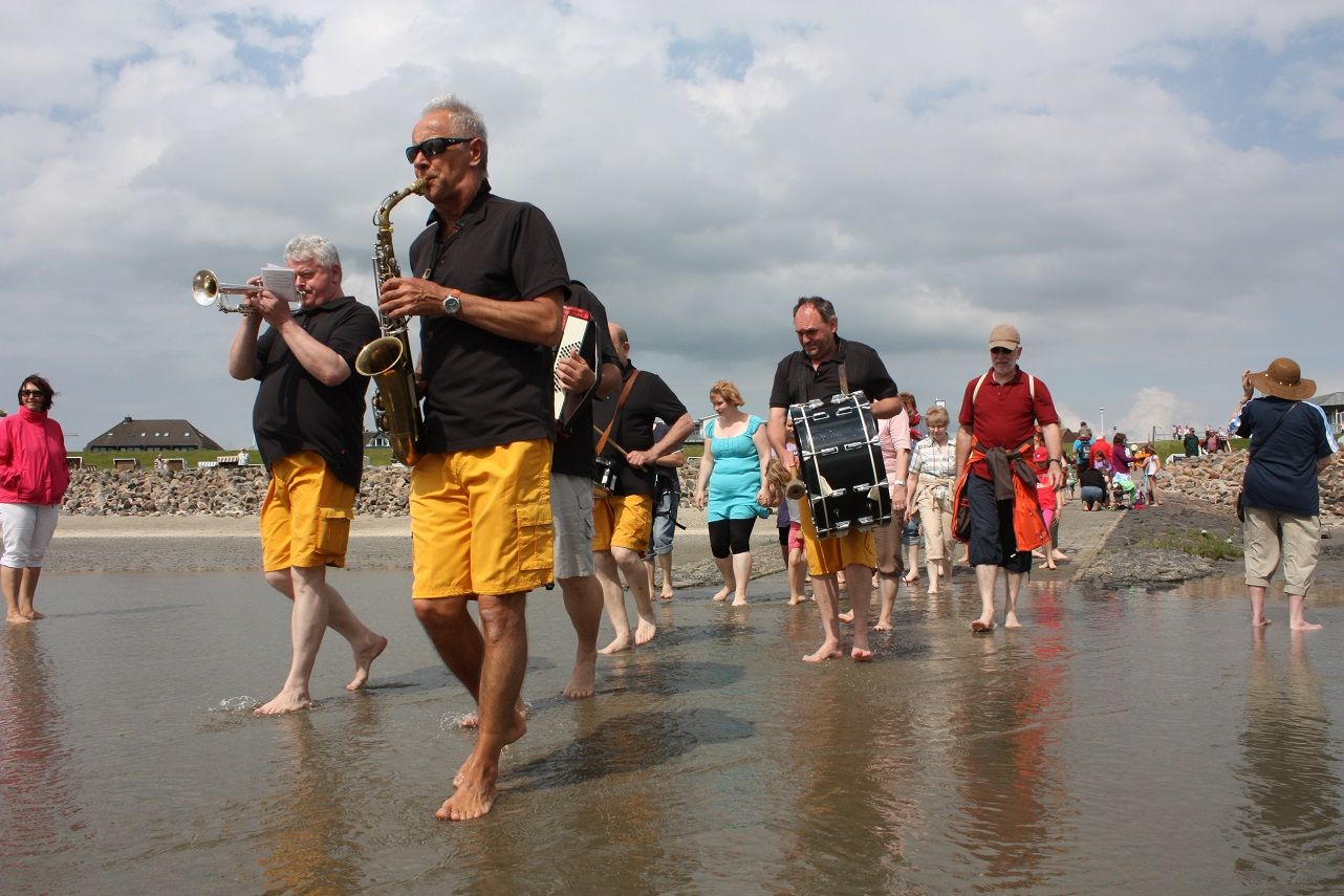 Seit mehr als 100 Jahren zieht eine Musikkapelle im Sommer mit Gästen zu Spiel und Spaß hinaus ins Watt.