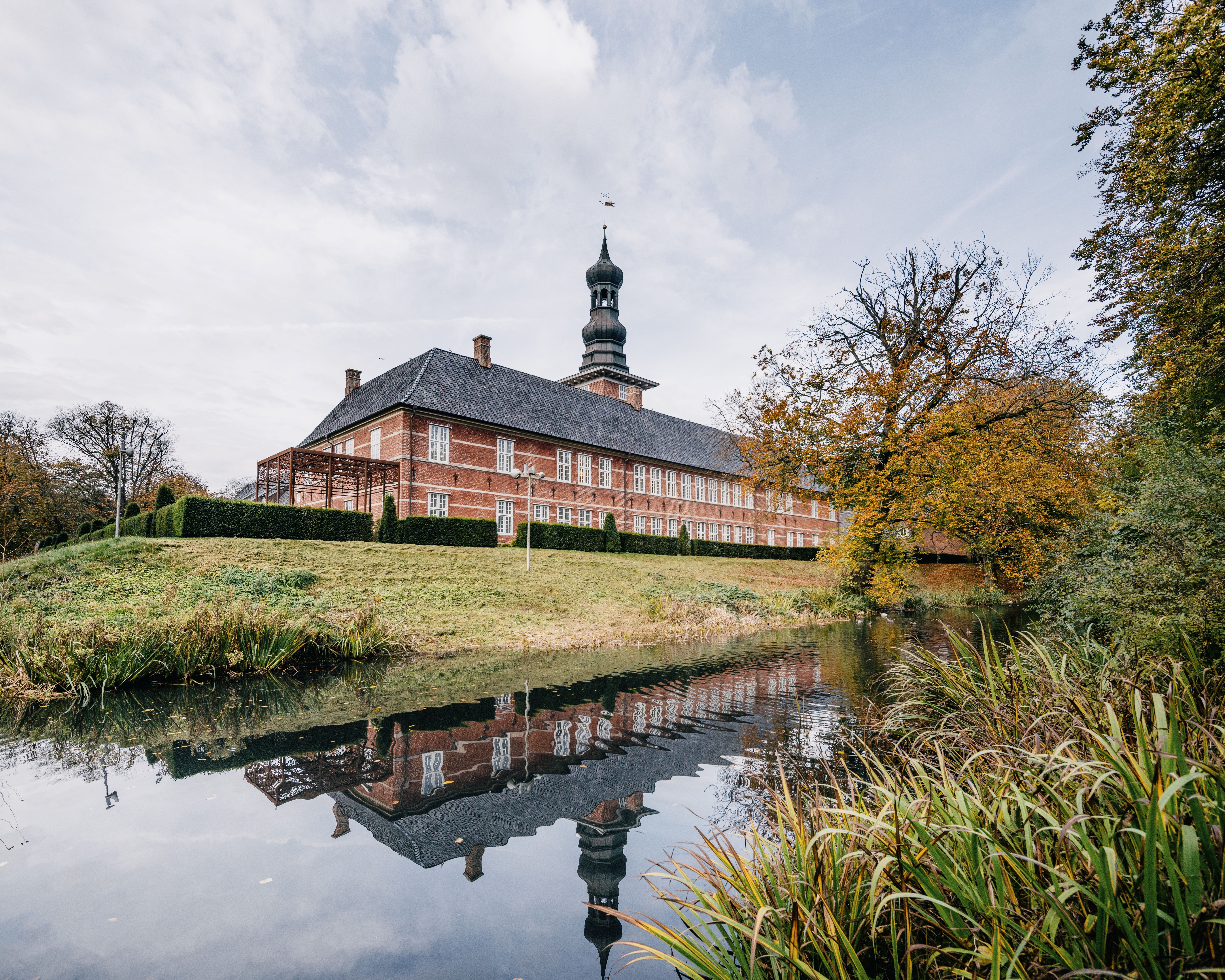 Schloss vor Husum mit umliegendem Gewässer