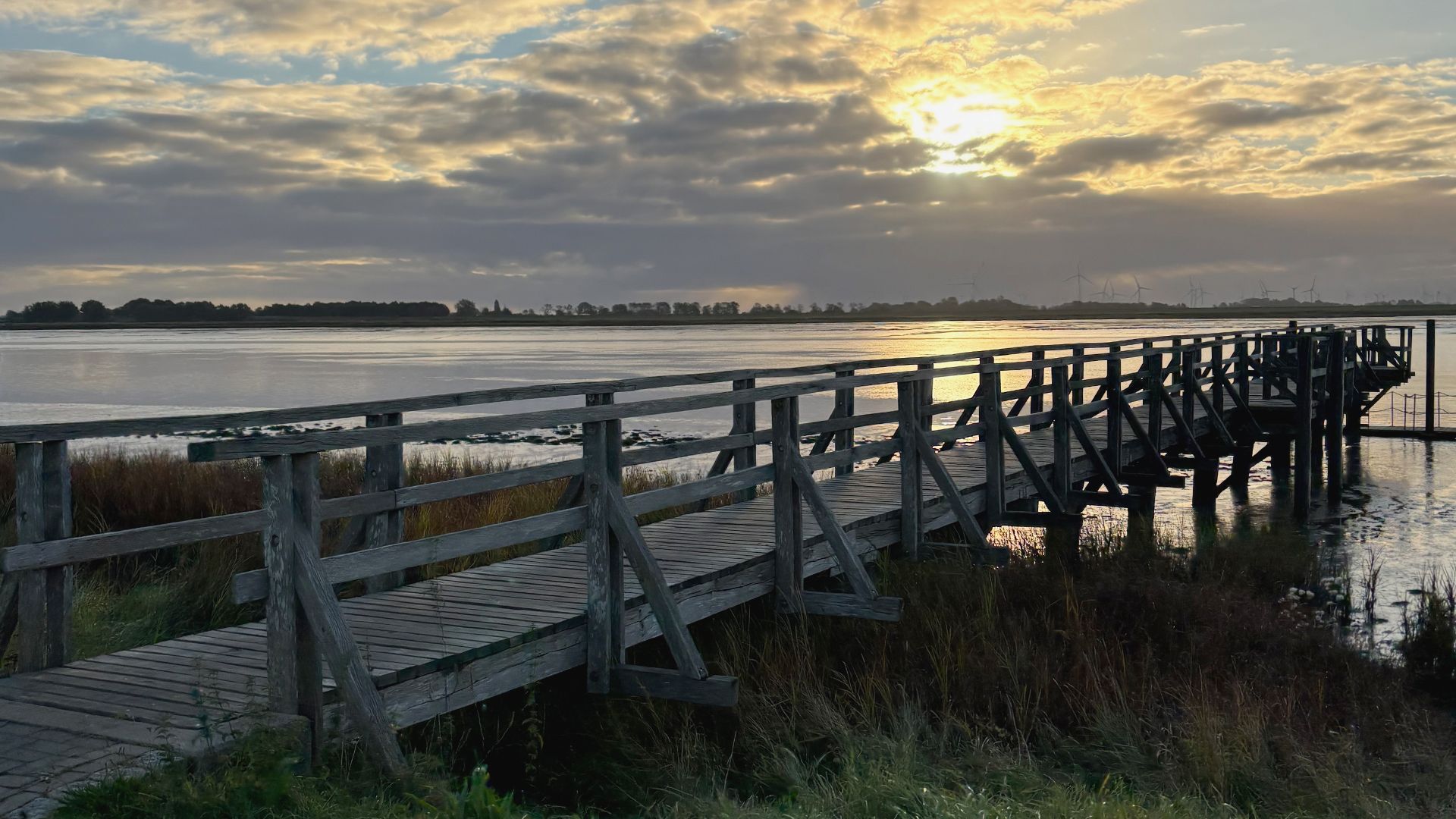 Eine Seebrücke an der Eider bei tiefstehender Wintersonne.