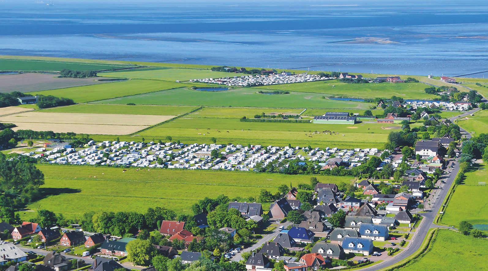 Luftbild vom Campingplatz in Lee in Westerdeichstrich