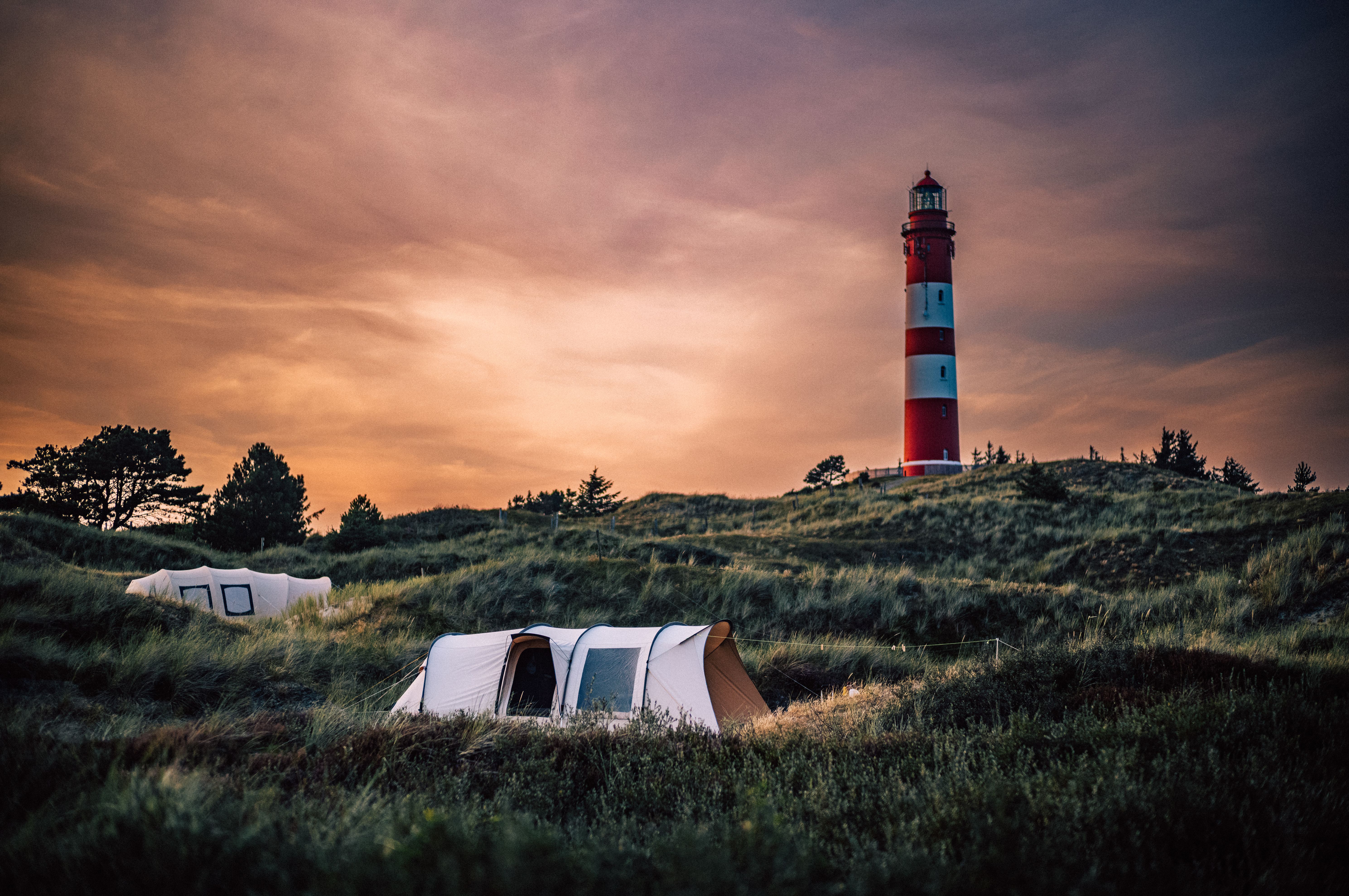 Der Amrumer Leuchtturm stimmungsvoll in Szene gesetzt mit dem davorliegenden Campingplatz in den Dünen. Foto: Lennart Plambeck