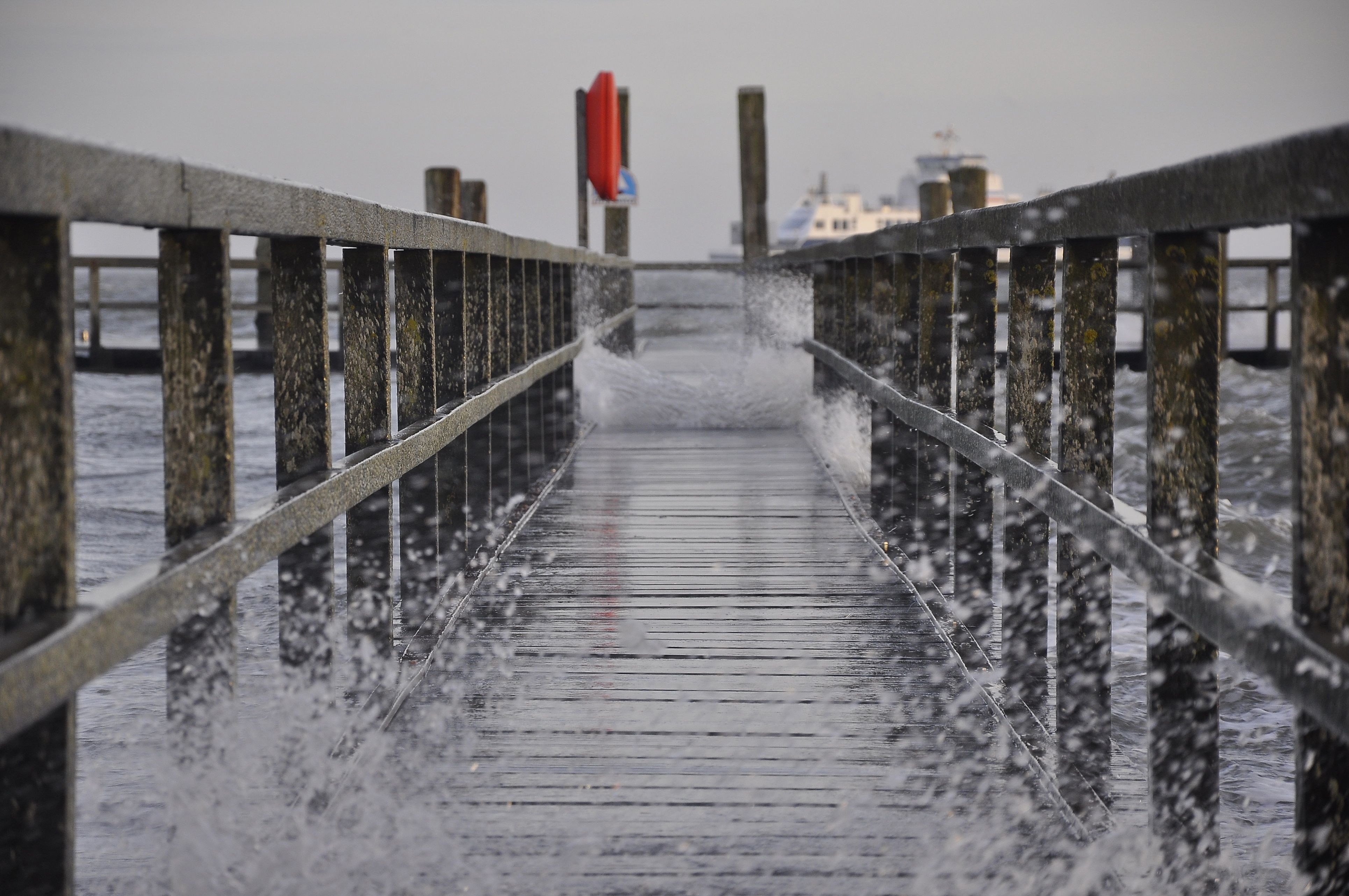 Die alte Seglerbrücke bei sehr hohen Hochwasser (Springflut). Das Wasser steht direkt unter den Bohlen und jede Welle läßt das Wasser dazwischen nach oben spritzen. – Foto: Föhr Tourismus GmbH | Günter Unnasch