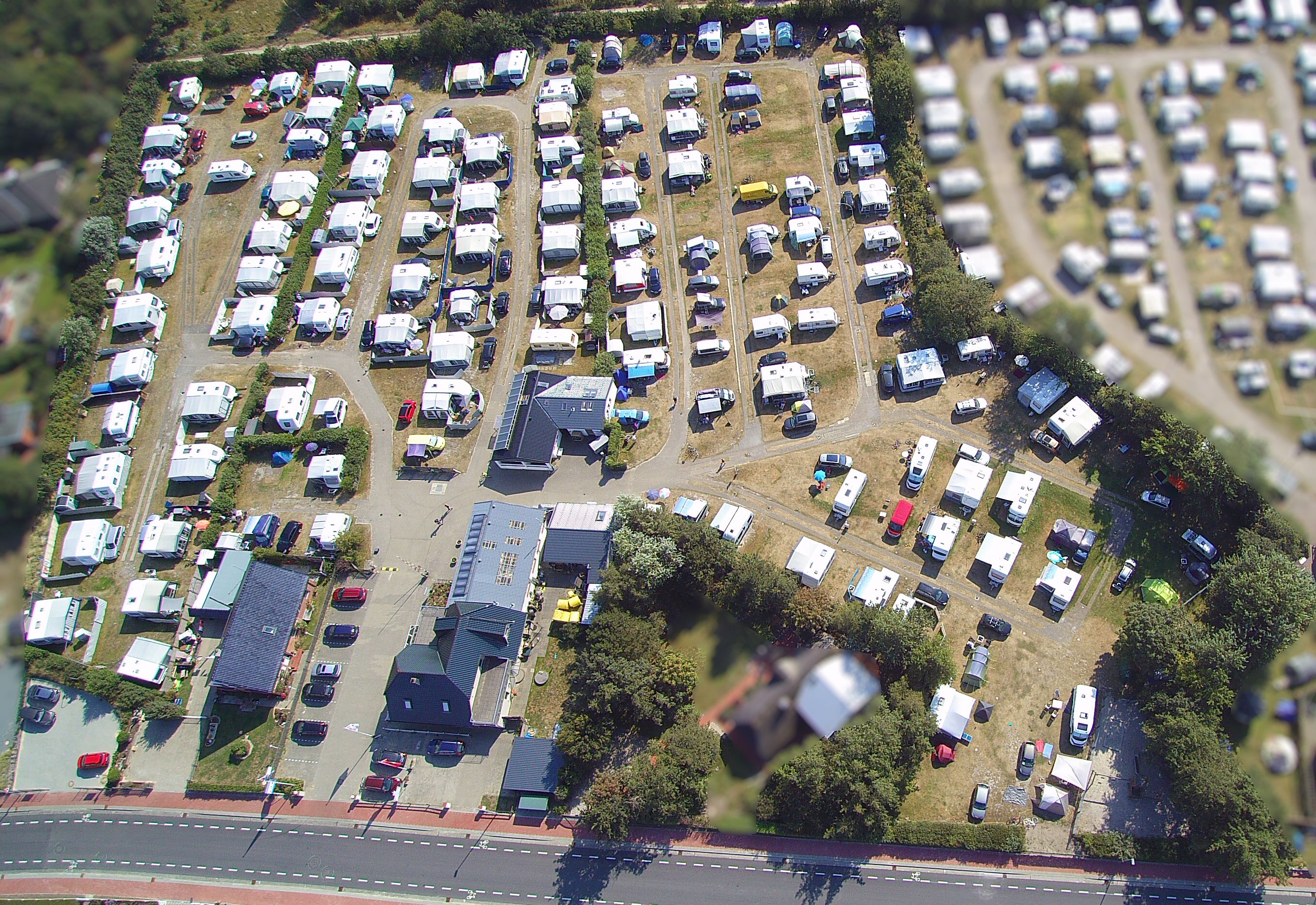 Luftbildaufnahme des Rosencamps Kniesemit vielen Wohnmobilen und Wohnwagen