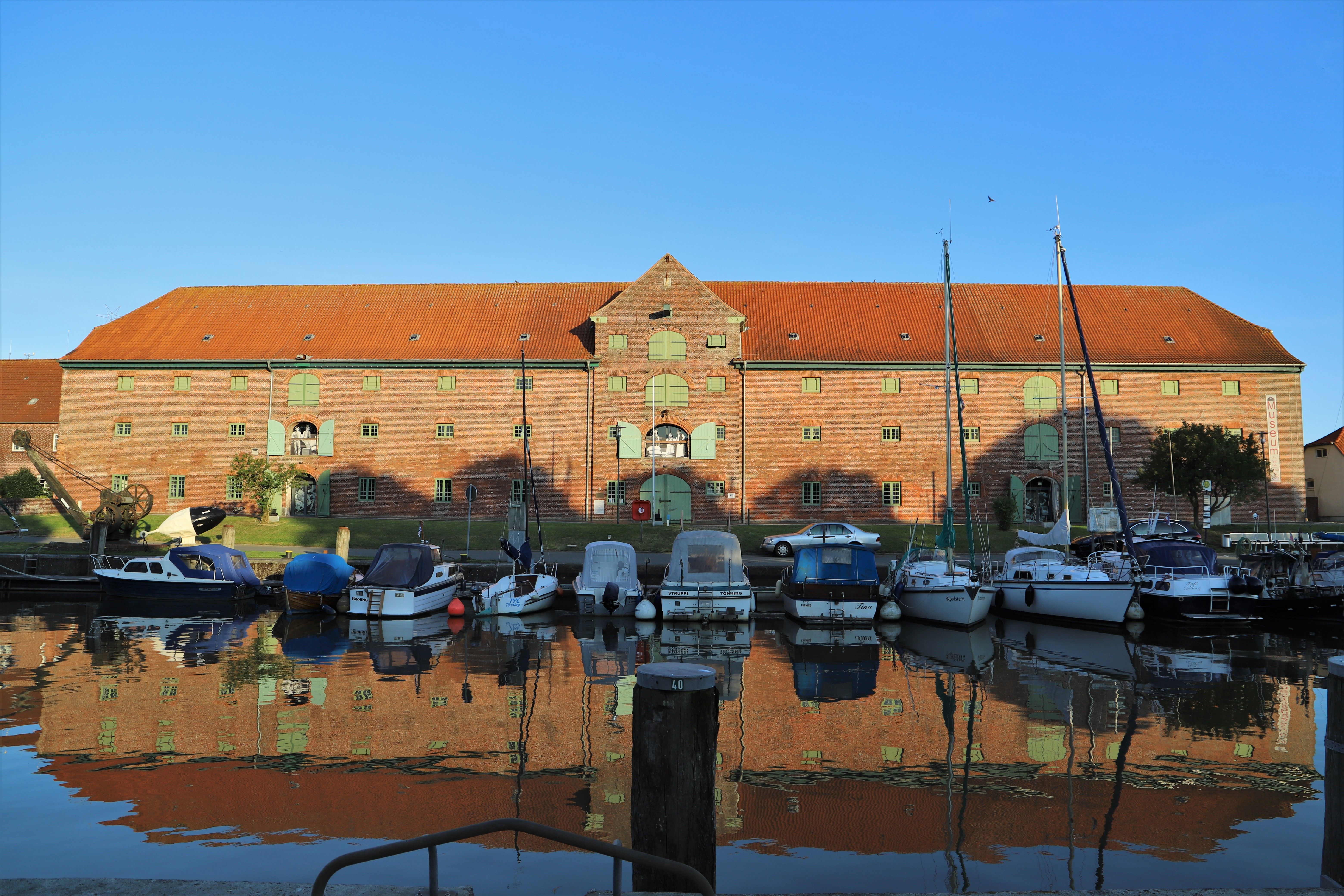 Blick auf das Packhaus Tönning über Wasser von außen